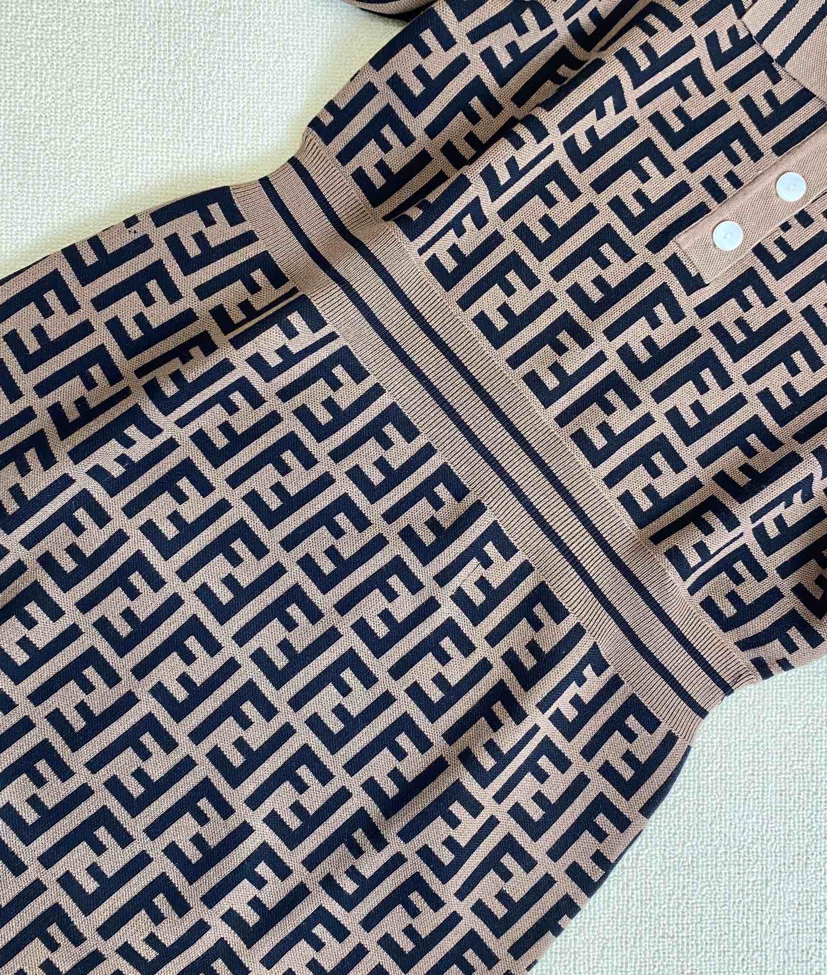 Fendi - 2403 - Новинка ранней весны: вязаное длинное платье с монограммой.