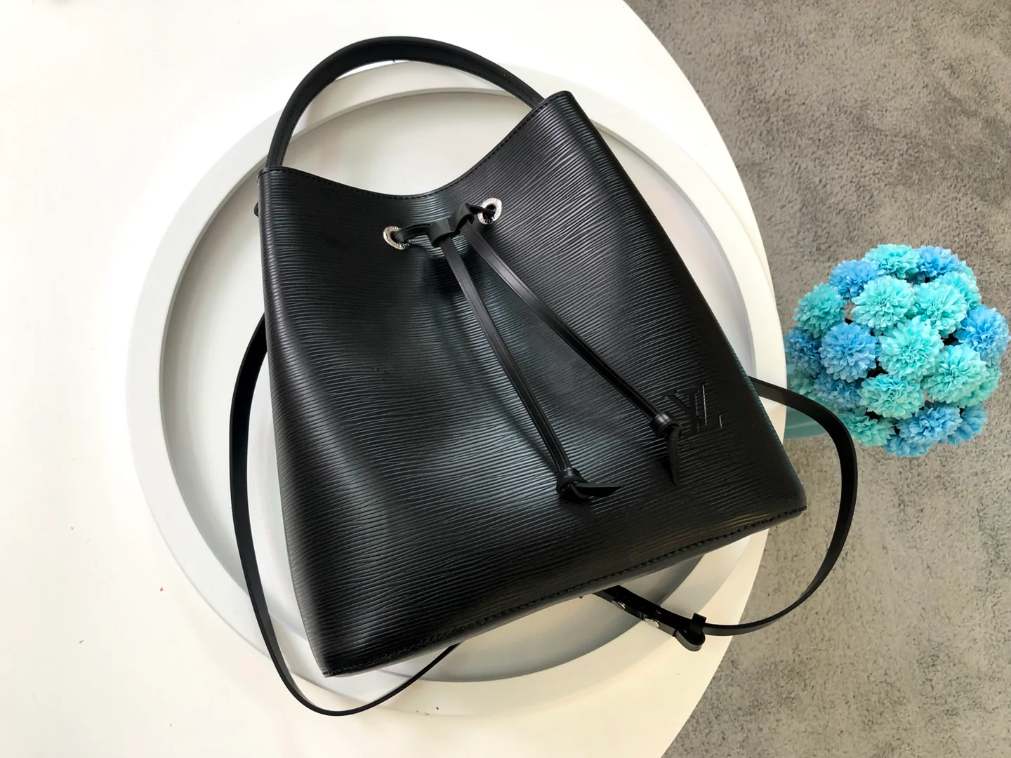 m54366-LV-lockme-bucket-water ripple series bucket bag-black