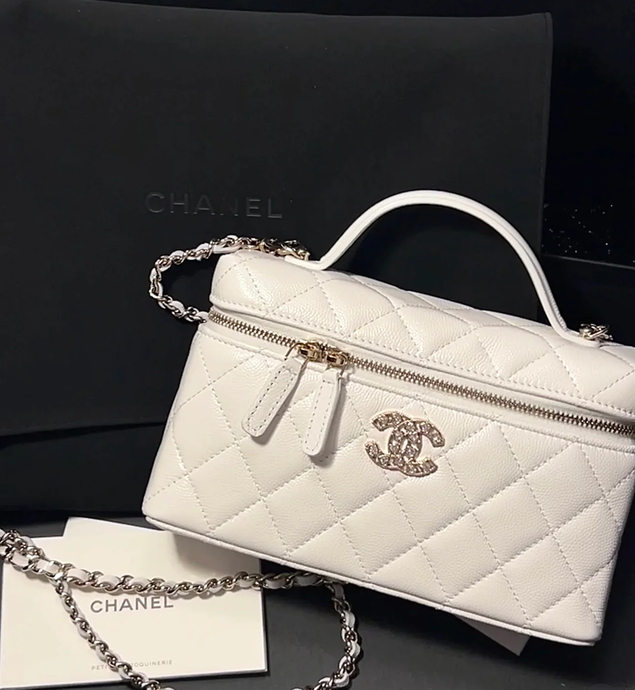 Сумка-ланчбокс Chanel 25p Limited Edition в форме сердца с бриллиантом — белая.