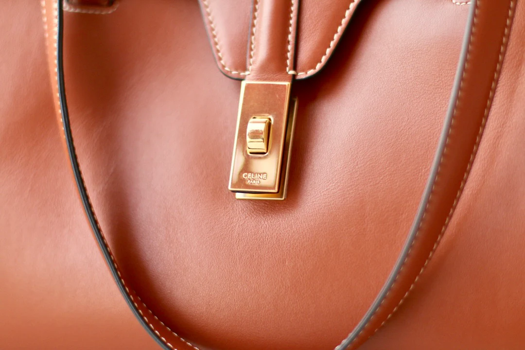 Сумка Celine Soft 16 Medium из гладкой коровьей кожи - коричневая