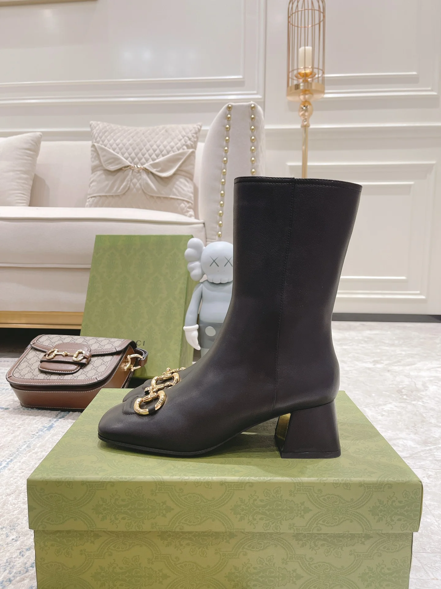 Новинка сезона осень/зима 2022 от Gucci — высокие сапоги на массивном каблуке в стиле ретро.