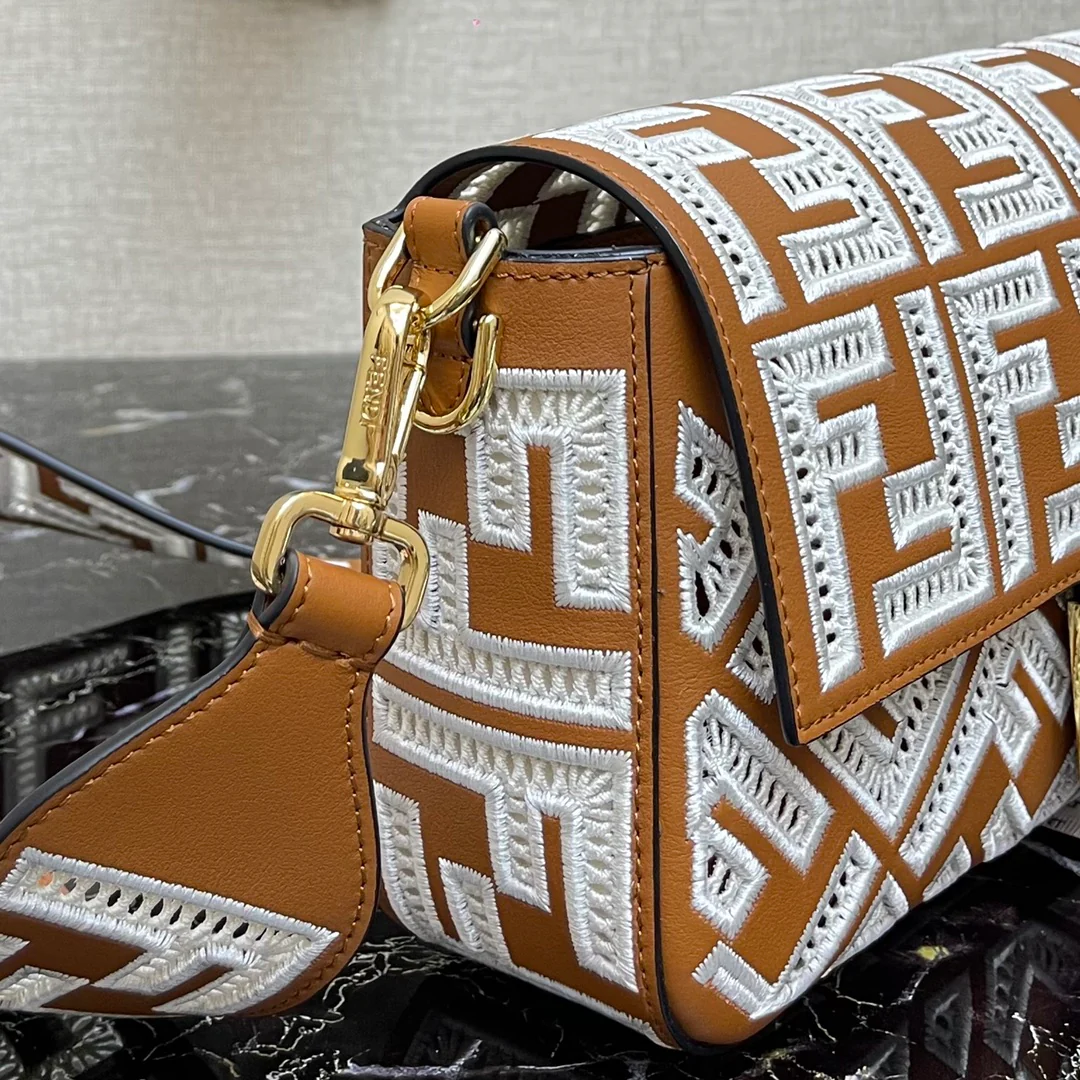 Сумка-багет Fendi Baguette Medium из коричневой кожи с кружевом.