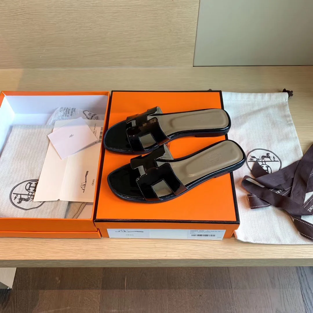 Классические домашние тапочки Hermes с буквой H — лакированная кожа, черные.