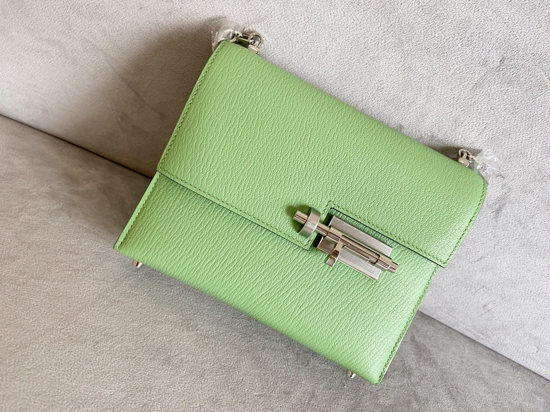 Мини-сумка Hermes Verrou объемом 3 л, цвет авокадо, с серебряной пряжкой.