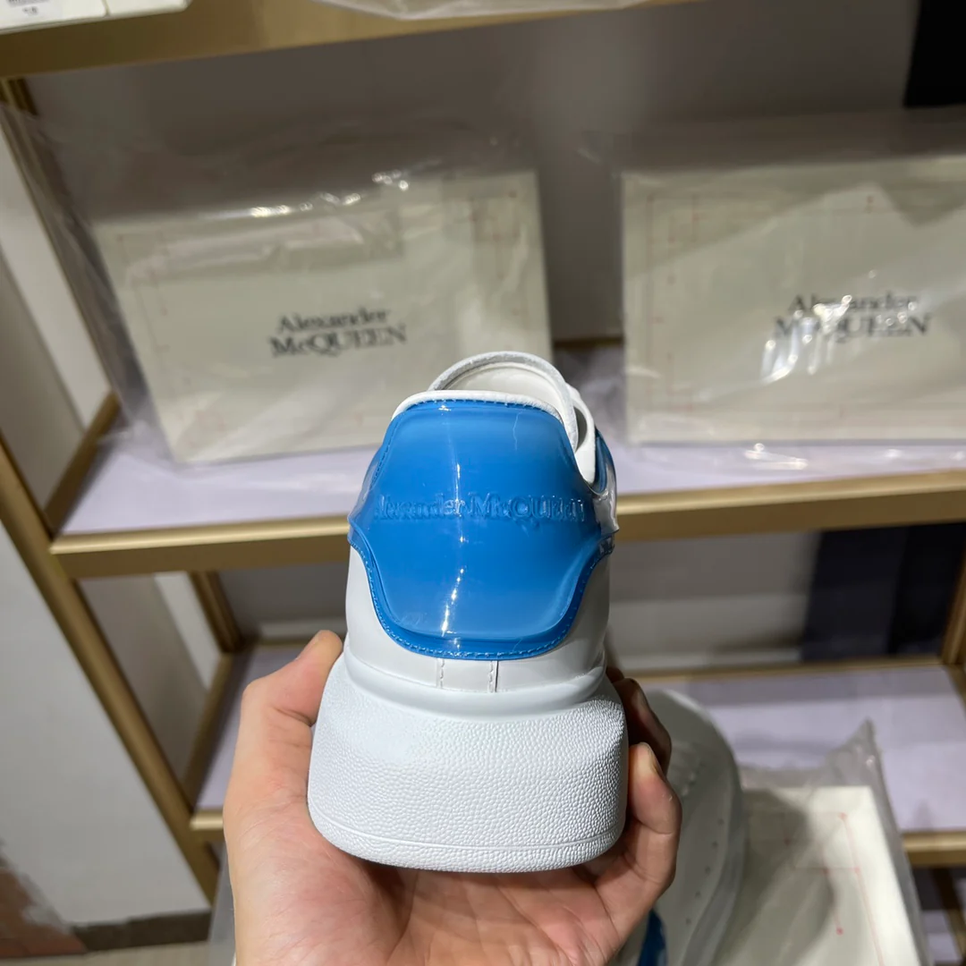 Классические белые кроссовки McQueen - унисекс - светло-голубая подошва из искусственного меха - премиум-издание