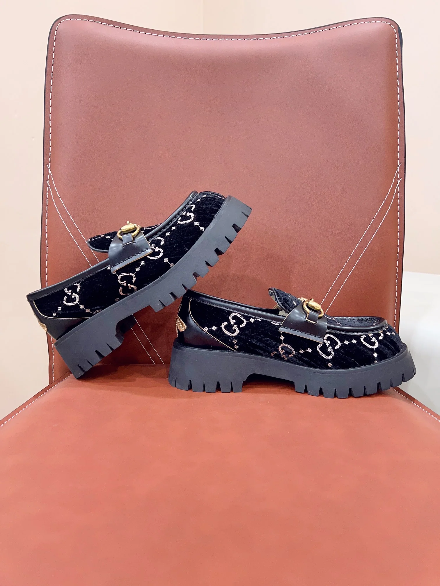 Новинка сезона осень/зима 2023 от Gucci — Лоферы — Черные с монограммой.