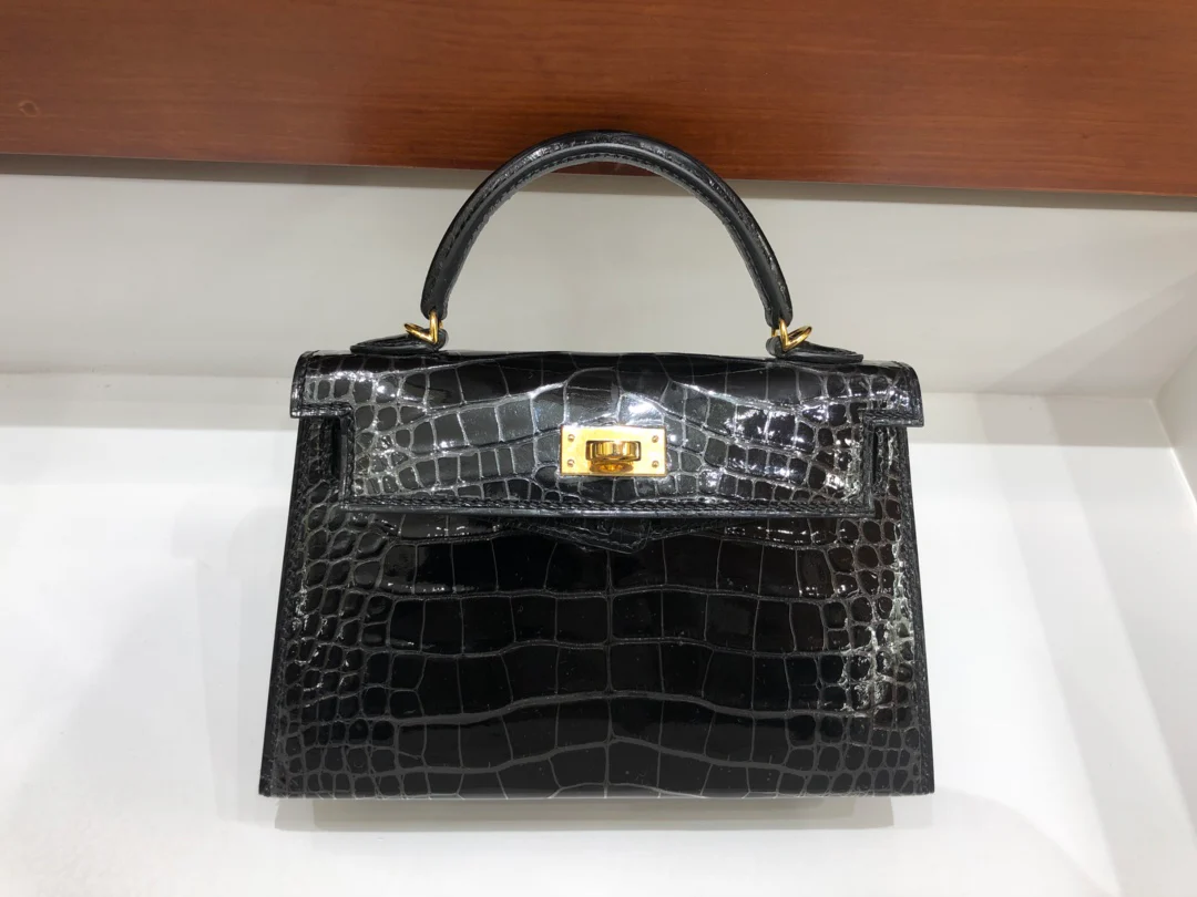 Миниатюрные часы Hermes Kelly 2-го поколения из кожи аллигатора, черные с золотой пряжкой.