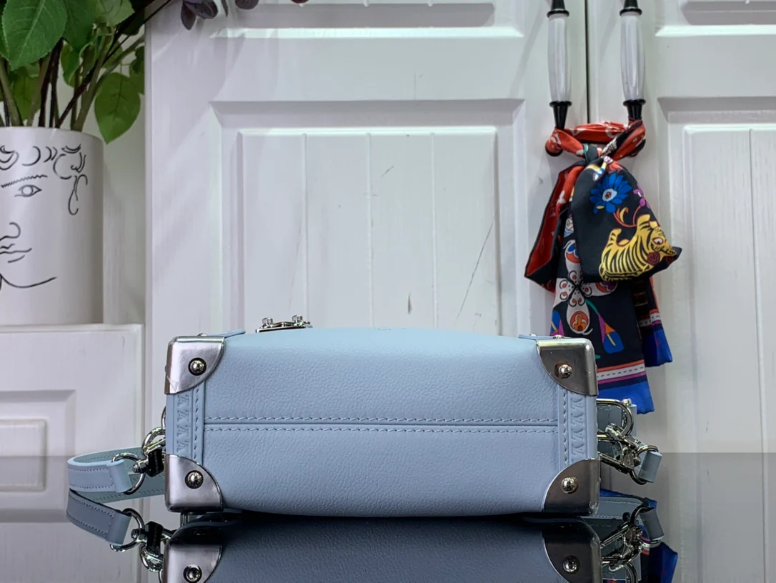 m83080-LV-side-trunk-pm chain bag-blue
