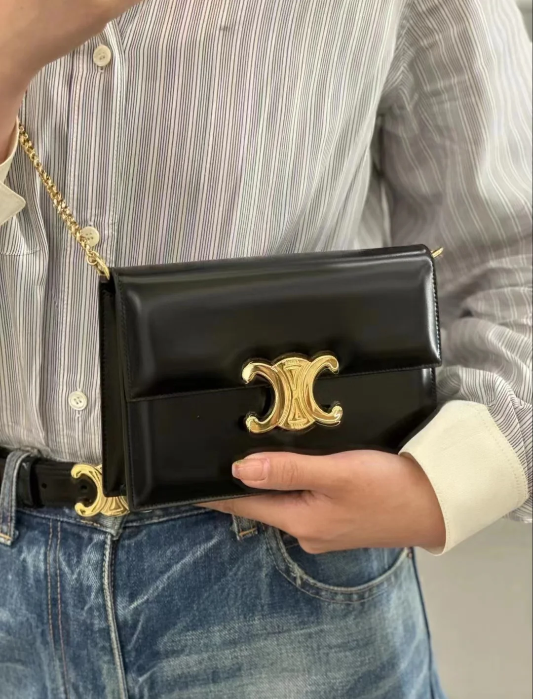 Сумка Celine Soir Triomphe WOC из кожи с цепочкой, осень/зима 2023, черная.