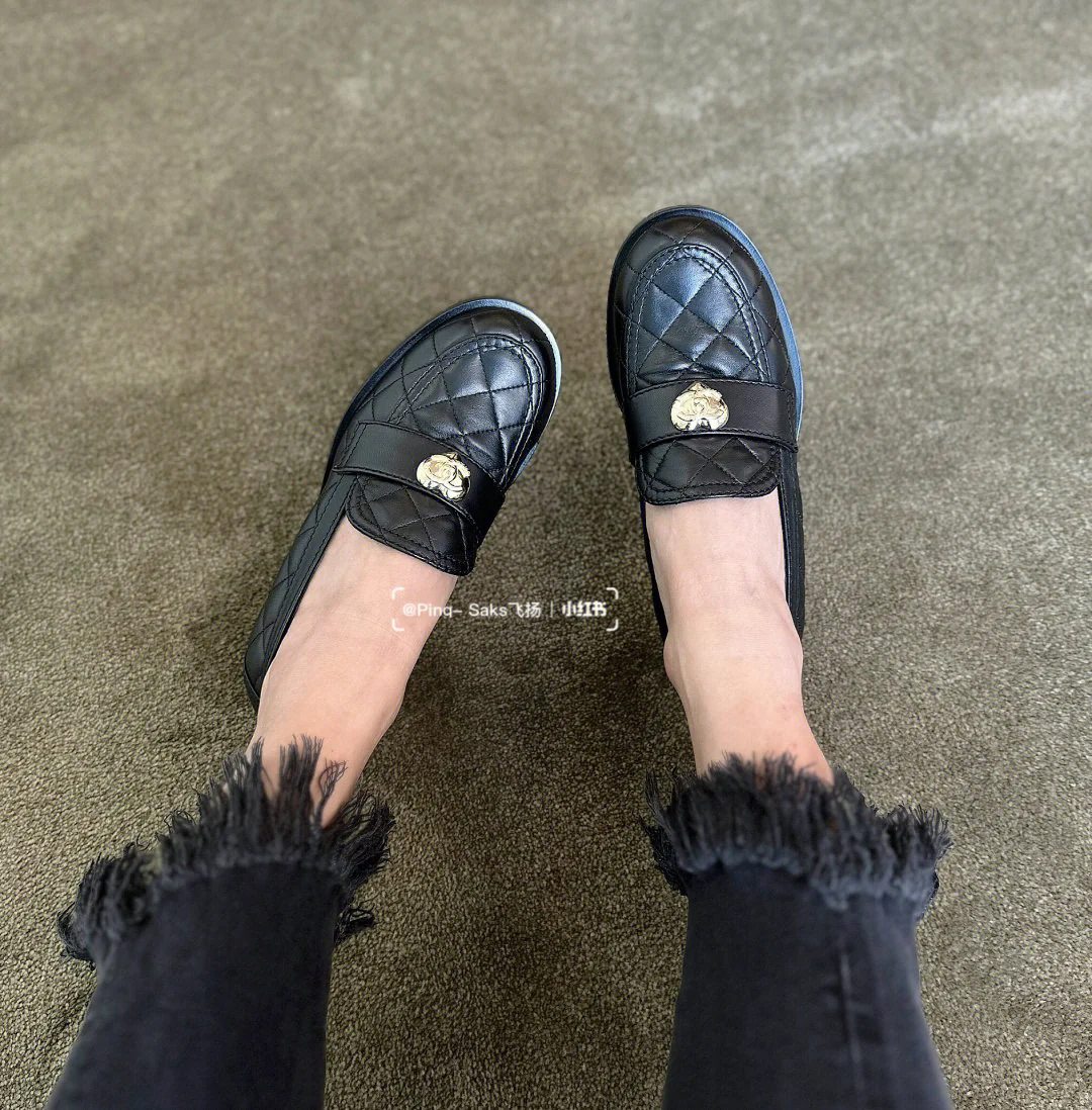 Новинка весны 2023 года от Chanel — лоферы в форме сердца.