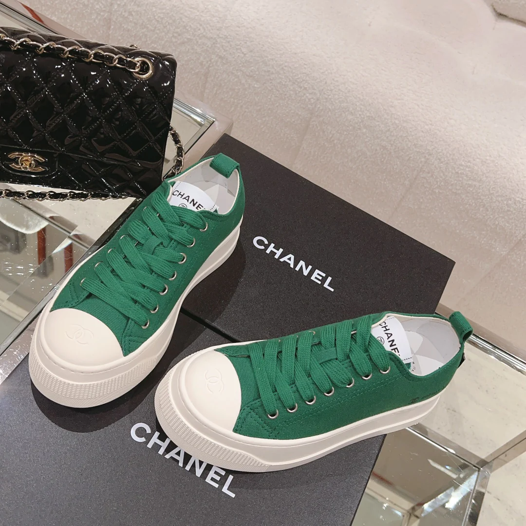 Новинка сезона ?Ранняя осень 2023? от Chanel — простые парусиновые туфли на платформе — зеленые.