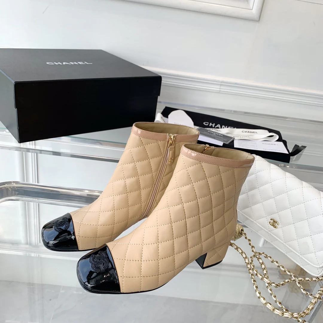 Классические ботильоны Chanel 22 с ромбовидной стёжкой и контрастными цветовыми блоками.