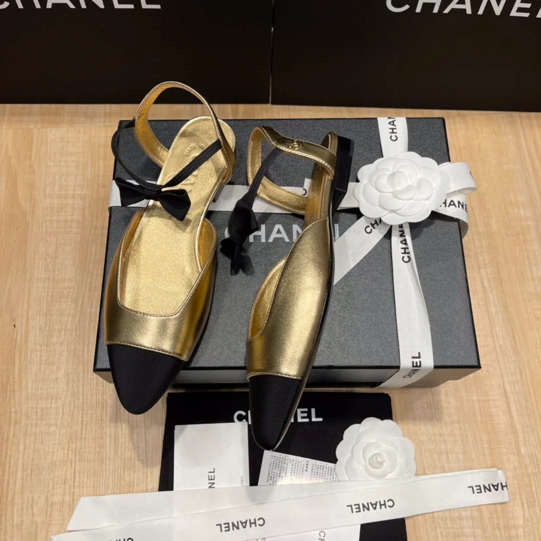 Chanel - Золотые туфли на закрытом каблуке