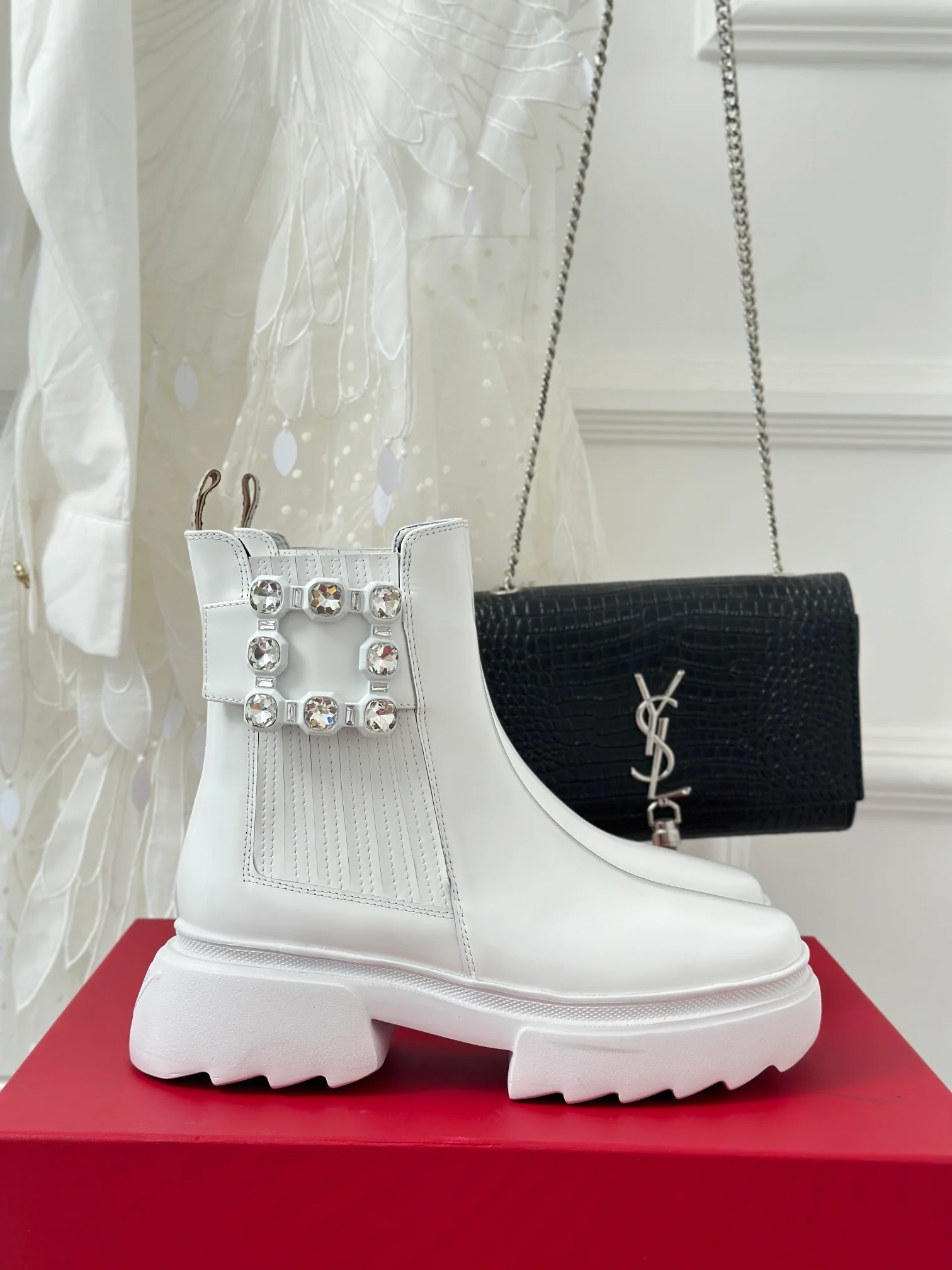 Обувь RV Shoes - Новинка сезона осень/зима 2023 - Ботильоны с квадратной пряжкой и стразами - Белые