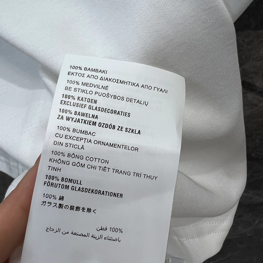 Miu Miu-2404 - Розовая атласная футболка с короткими рукавами и бантом из ленты, украшенная стразами в виде букв.