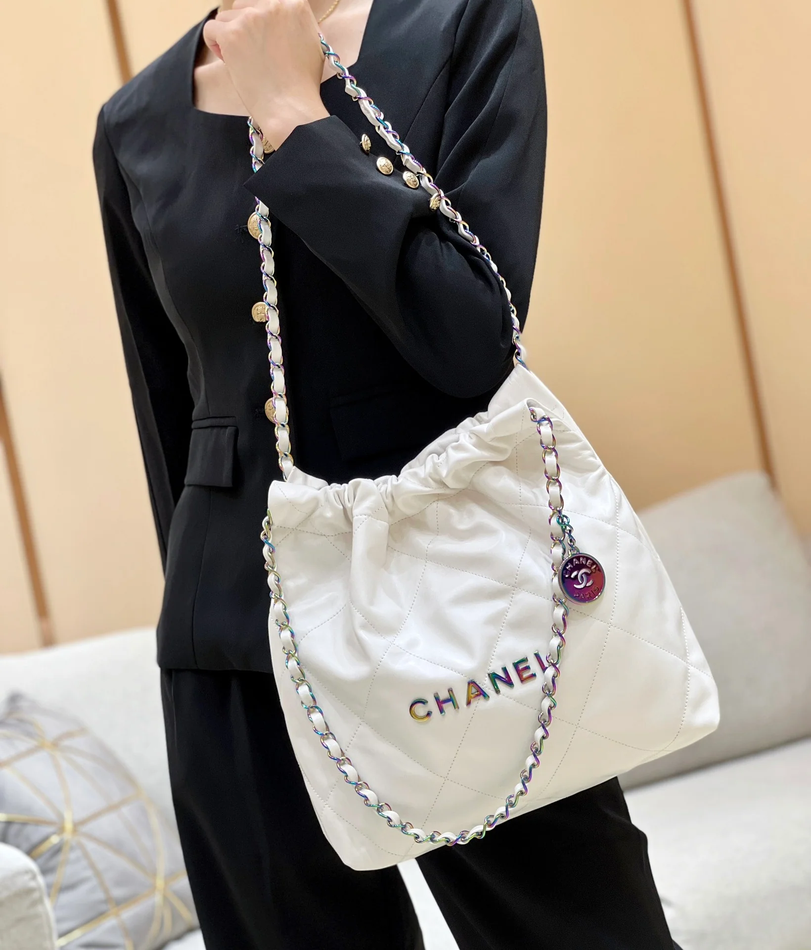 Новинка ранней весны в стиле Chanel — сумка Chanel 22, маленькая, белая.