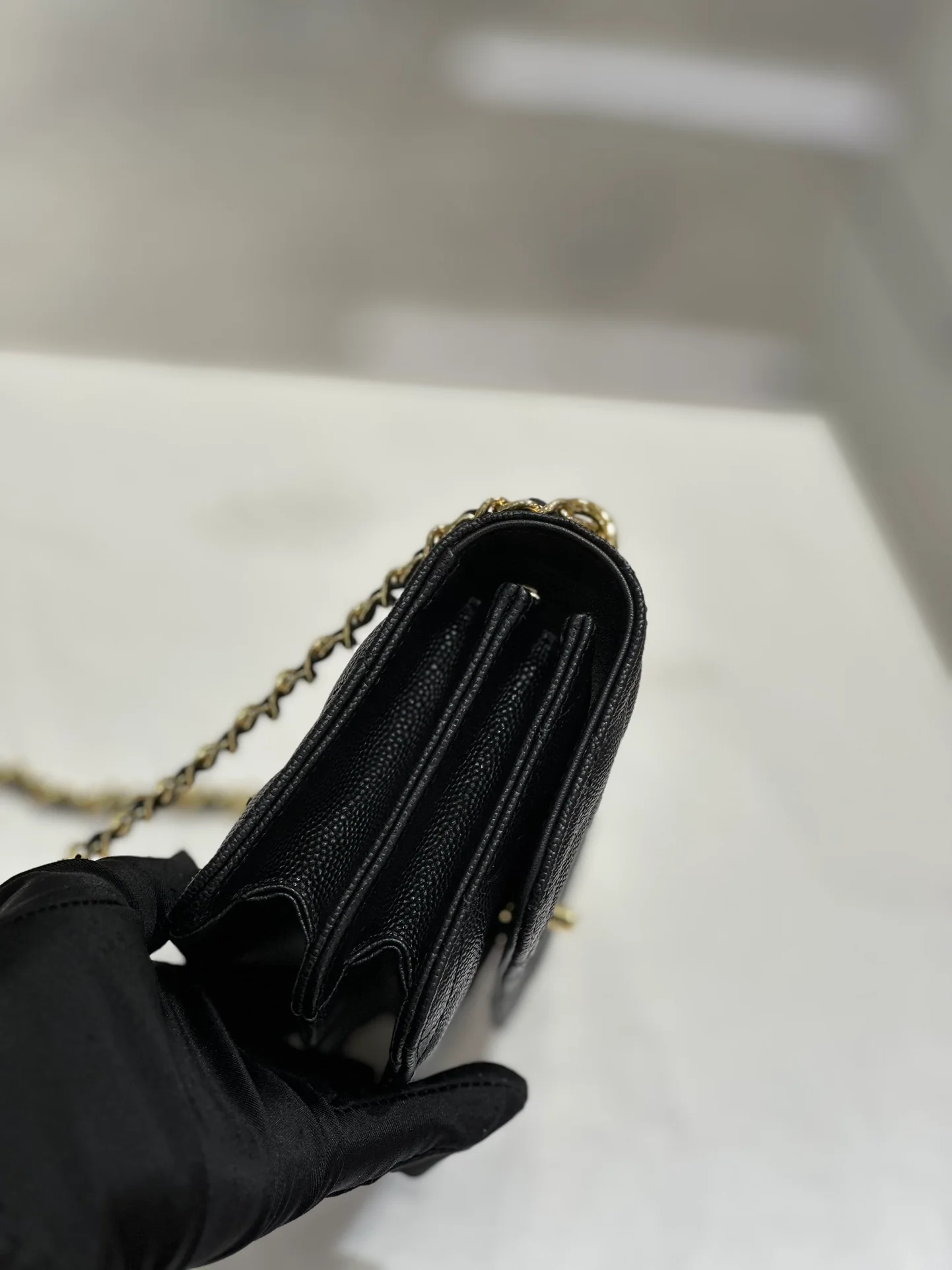 Коллекция Chanel Весна/Лето 2023 - Подвесной телефон-гармошка - WOC - Кожа с зернистой текстурой 