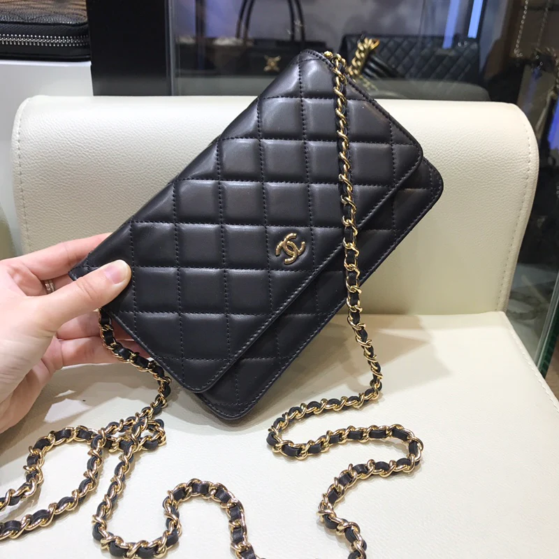 Классические часы Chanel WOC - 19 см - из черной овечьей кожи с золотой пряжкой