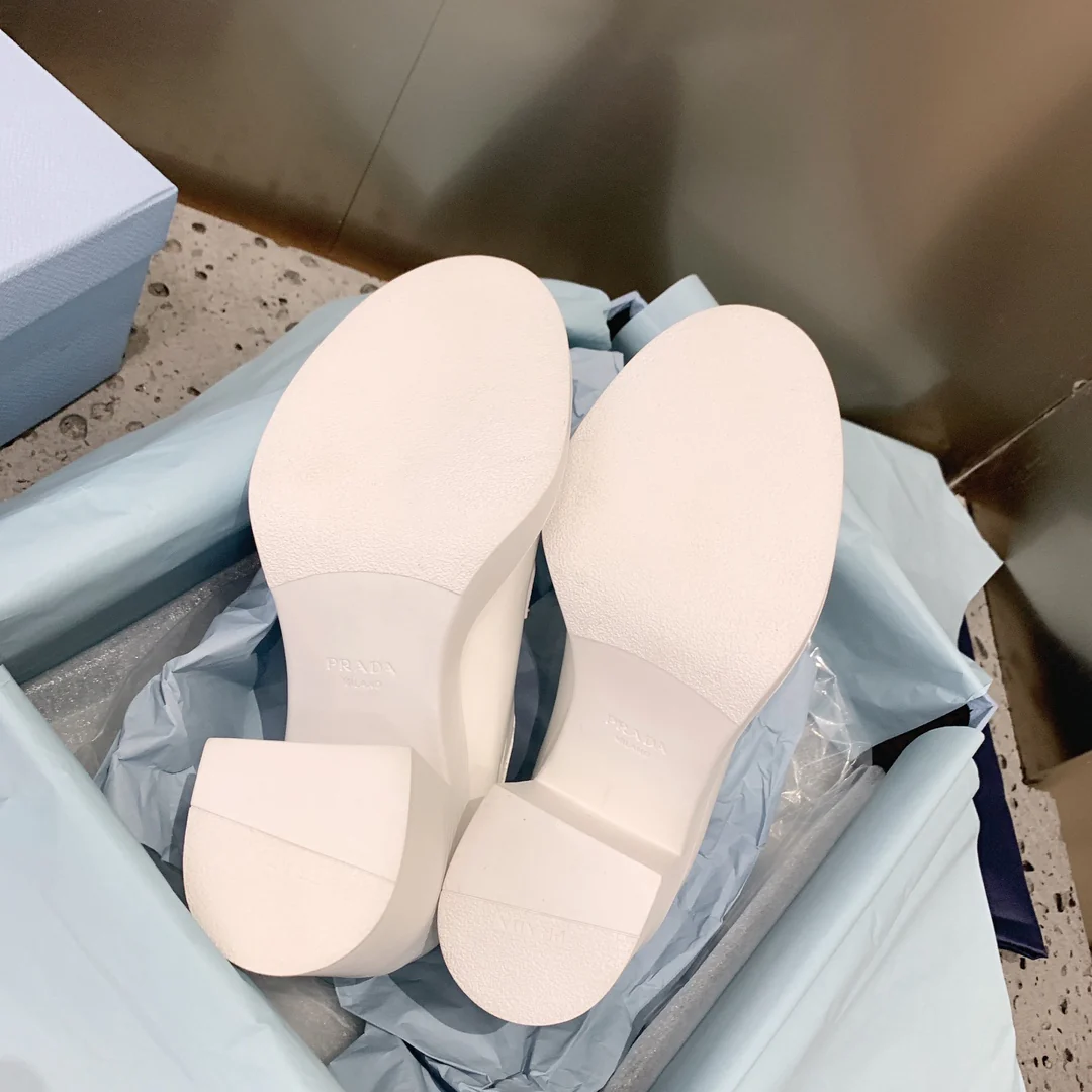 Новинка сезона весна/лето 2022 от Prada - туфли на массивном каблуке в стиле афро.