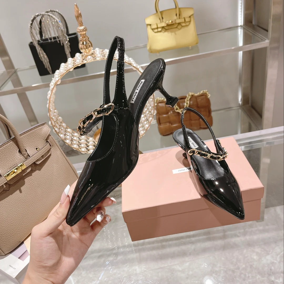 Новинка осенне-зимней коллекции Miu Miu 2022 — Туфли на каблуке с острым носком и разрезом — Черные — 1