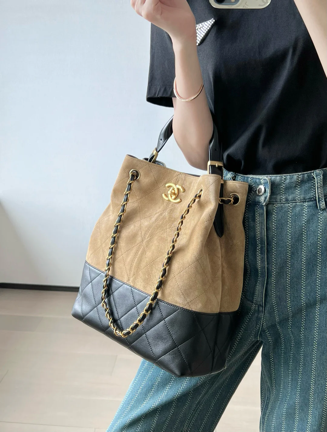 Chanel - Замшевая прямая сумка-шоппер - Коричневая с золотой фурнитурой