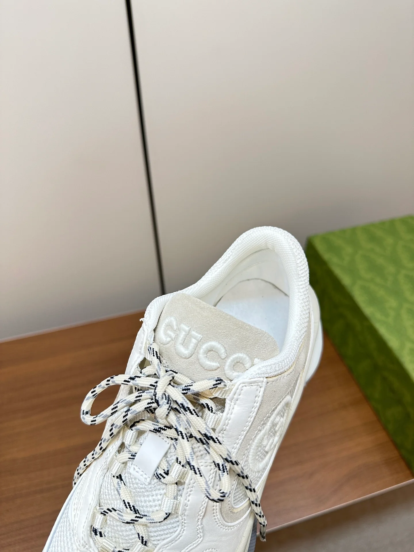 Новинка осенне-зимней коллекции Gucci 2023 — Кроссовки из однотонного вязаного кроя — Унисекс — Белые