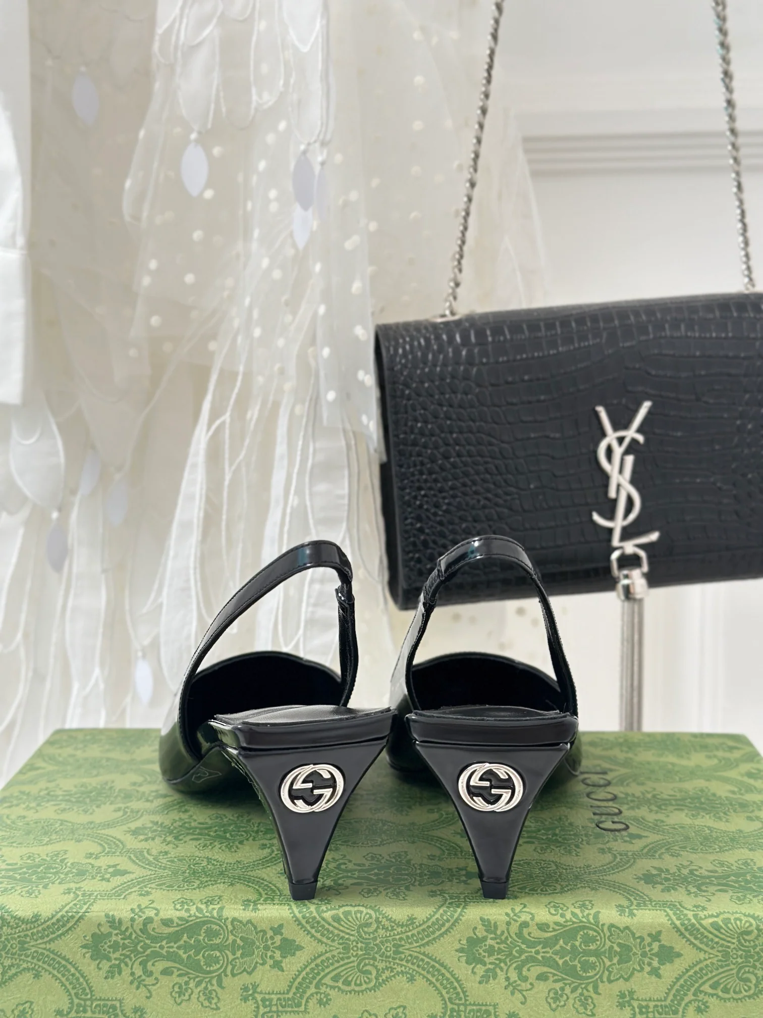 Новинка сезона весна/лето 2023 — Босоножки на невысоком каблуке с острым носком — Черные