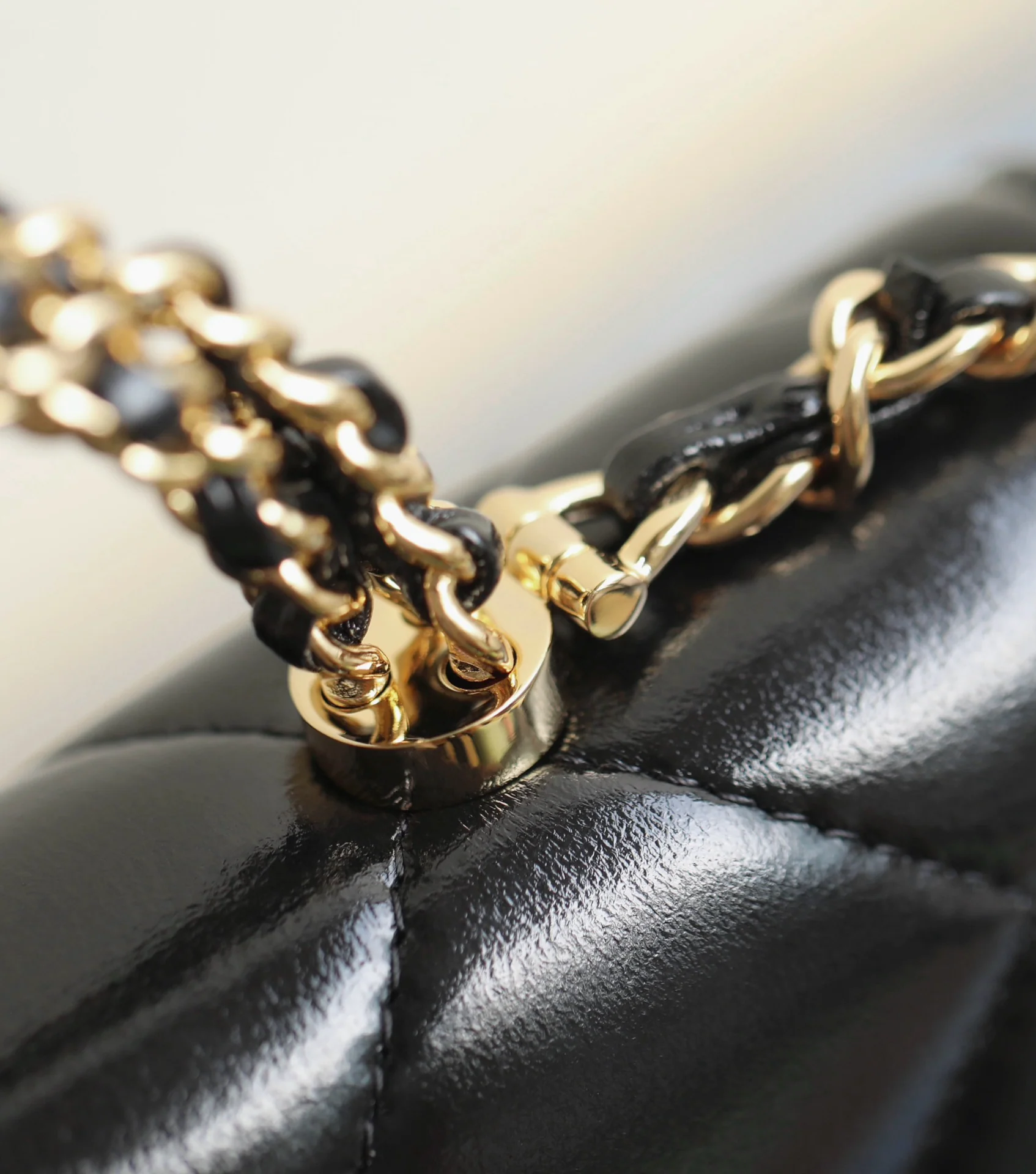 Сумка Chanel на цепочке с петлевой ручкой - WOC - Черная