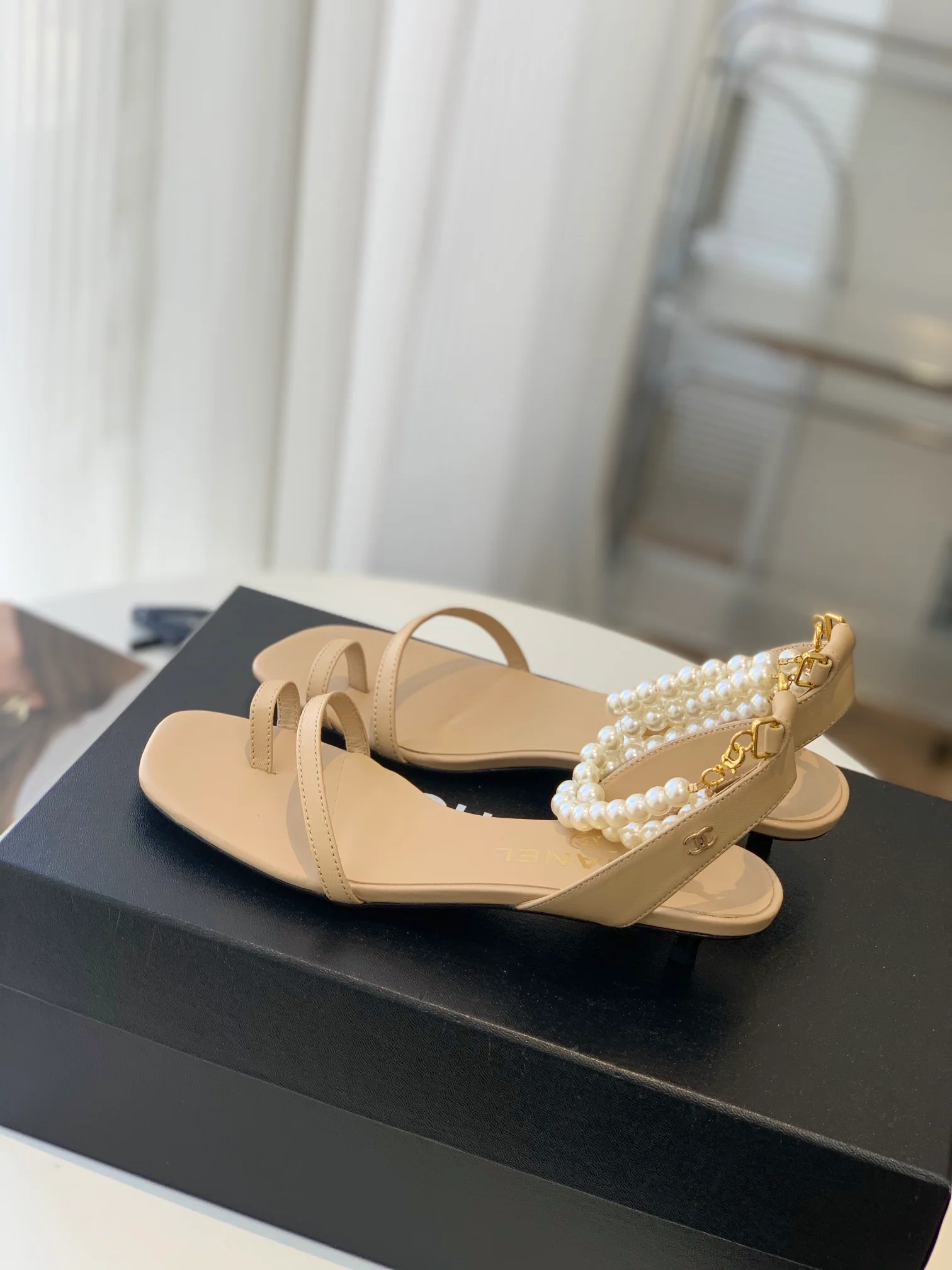 Новинка весны 2023 года от Chanel - сандалии Pearl