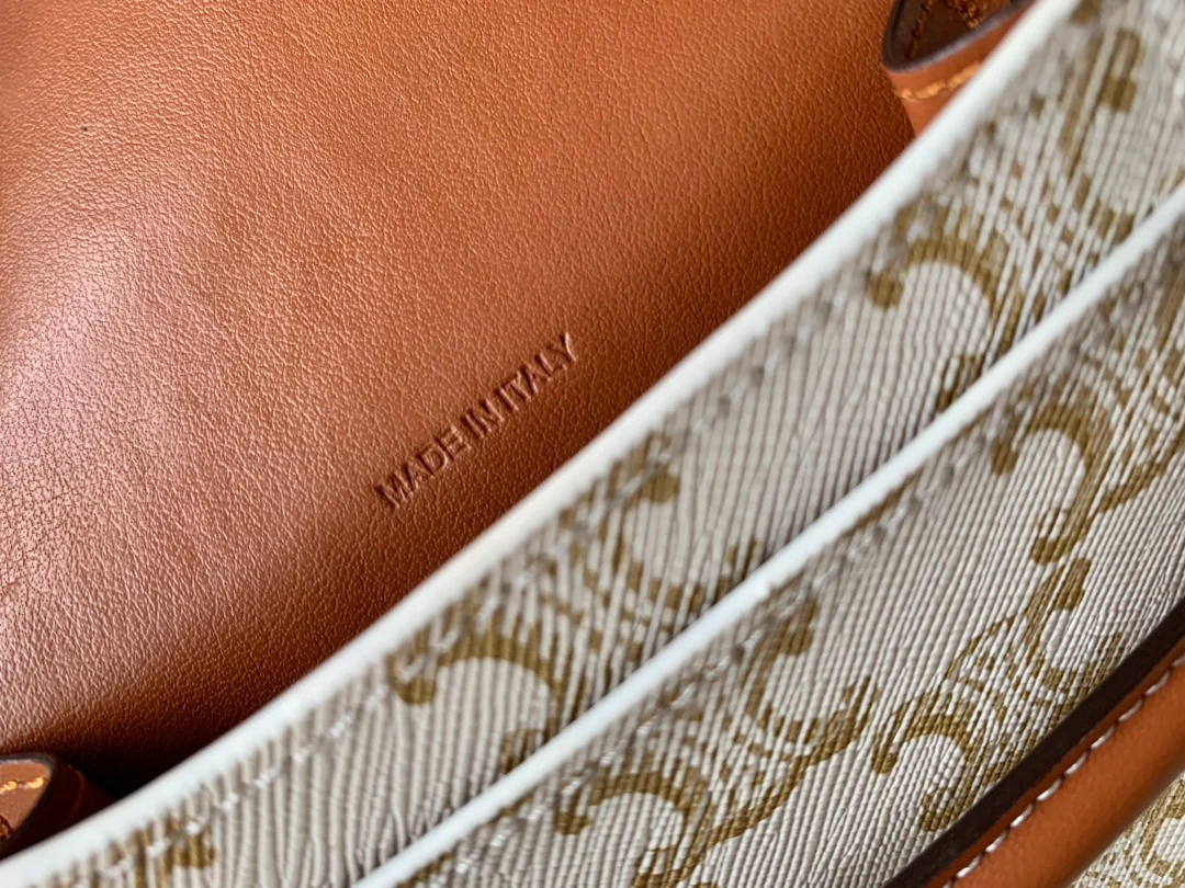 Celine 标志印花羊皮革翻盖手机包