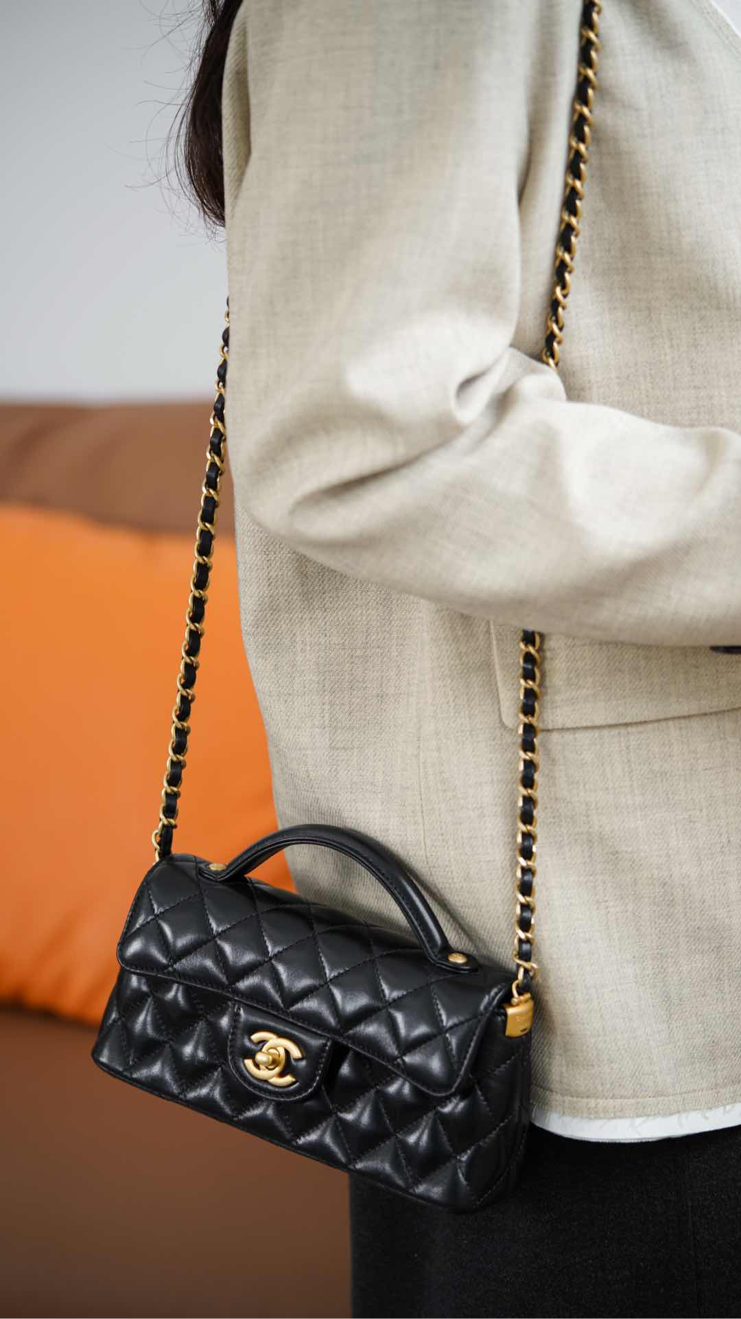 Chanel 25p - Сумка с горизонтальной ручкой и клапаном - Черно-золотая