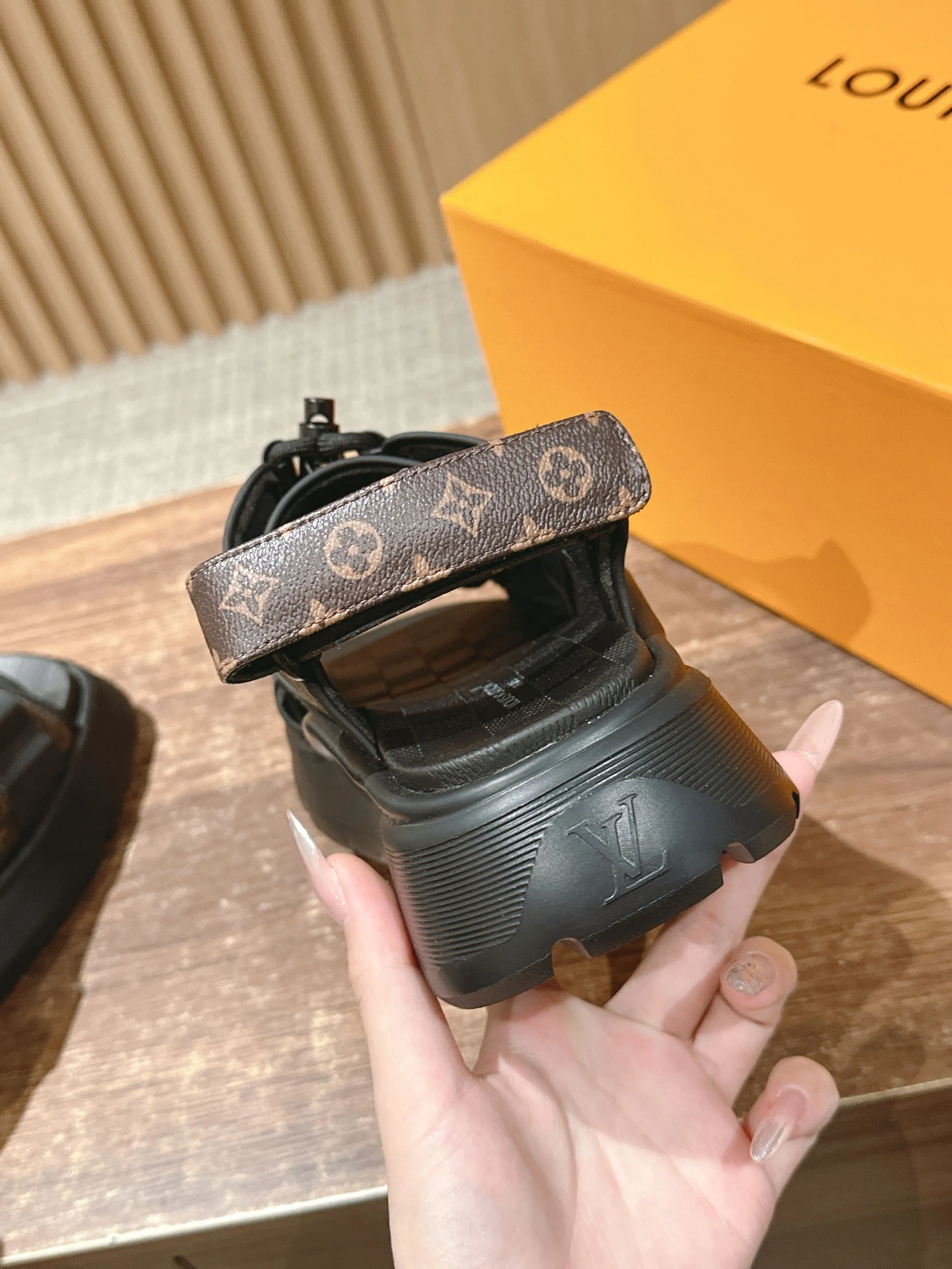 Новая коллекция LV 2025 ?Ранняя весна? — сандалии на липучках — коричневые.