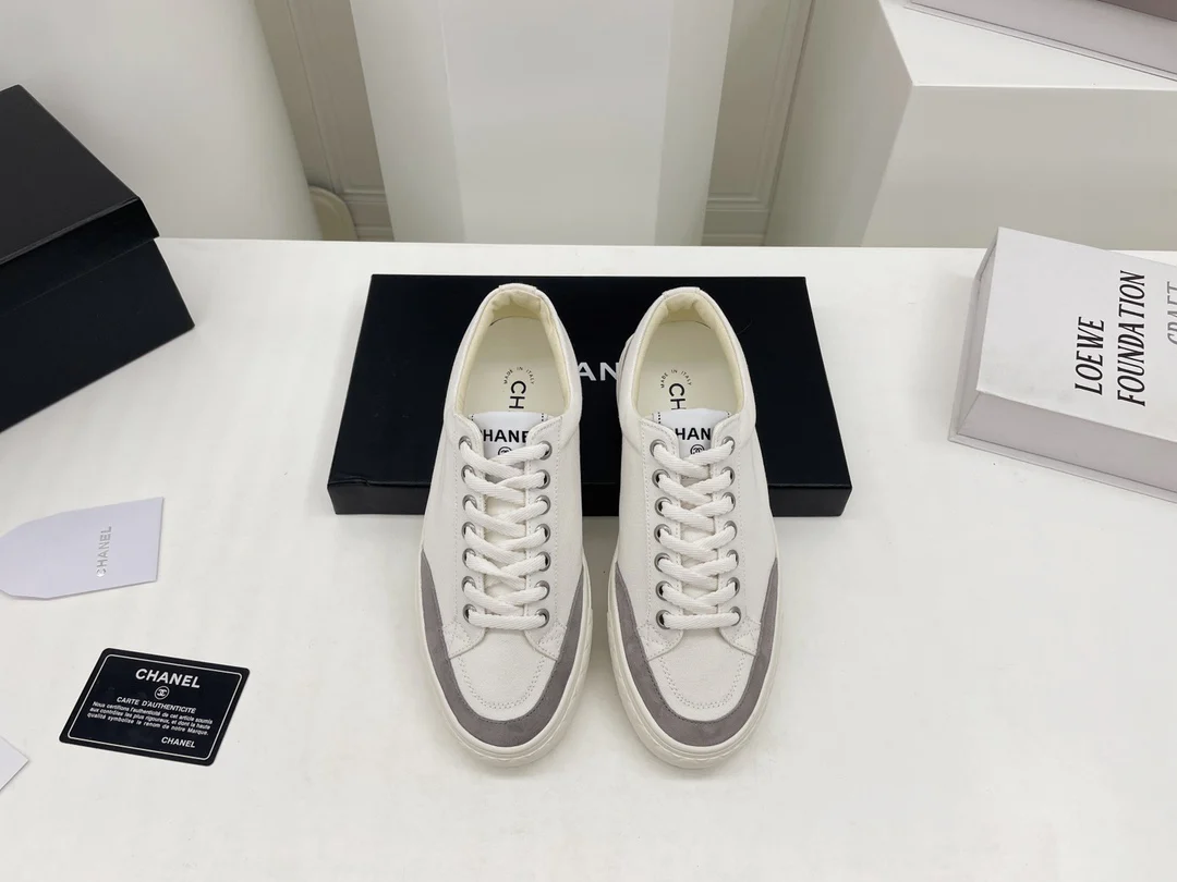 Весенние парусиновые туфли Chanel 2022: обязательный элемент гардероба.