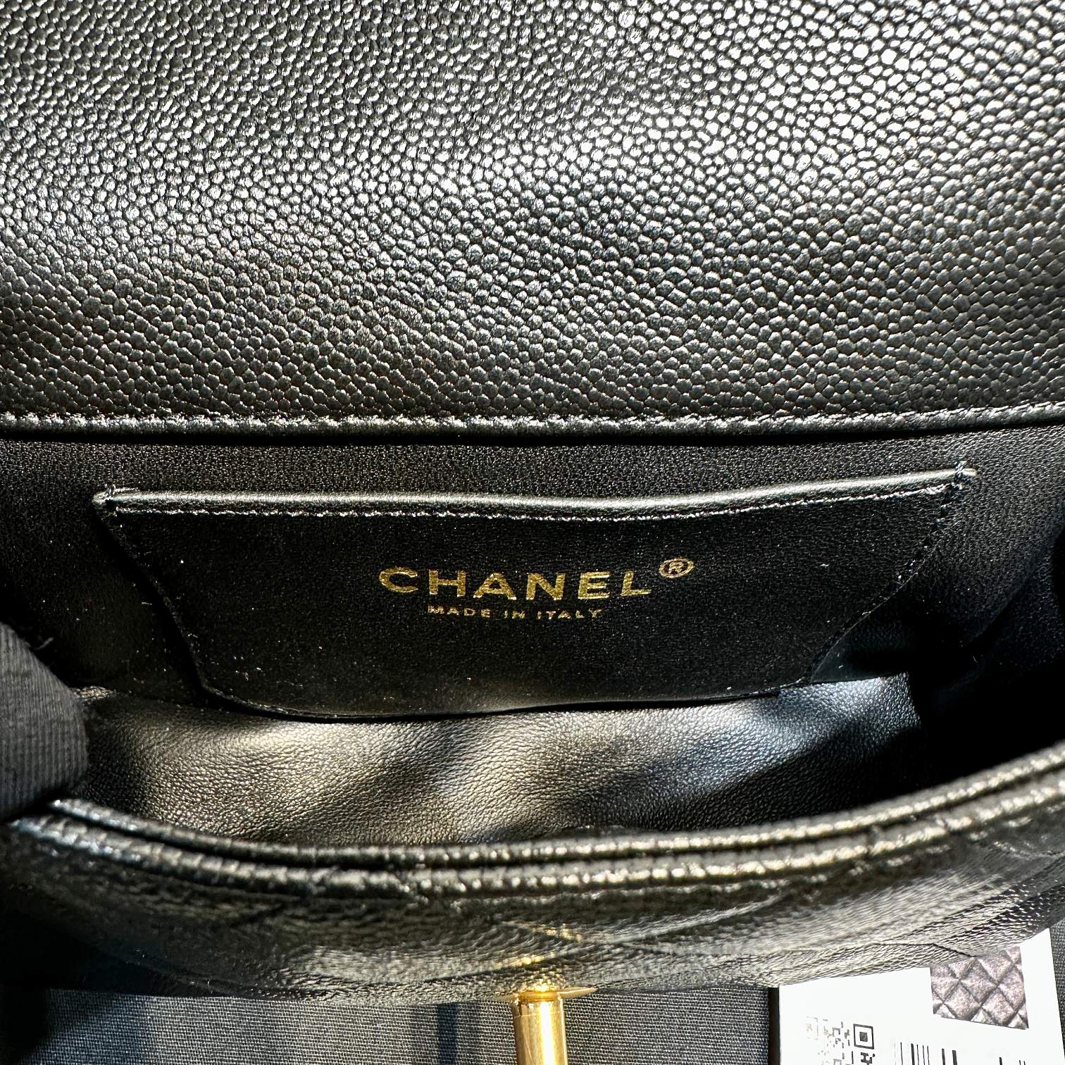 Новинка сезона весна/лето 2023 от Chanel - сумка CF Heart с регулируемой пряжкой и цепочкой - телячья кожа с текстурой 