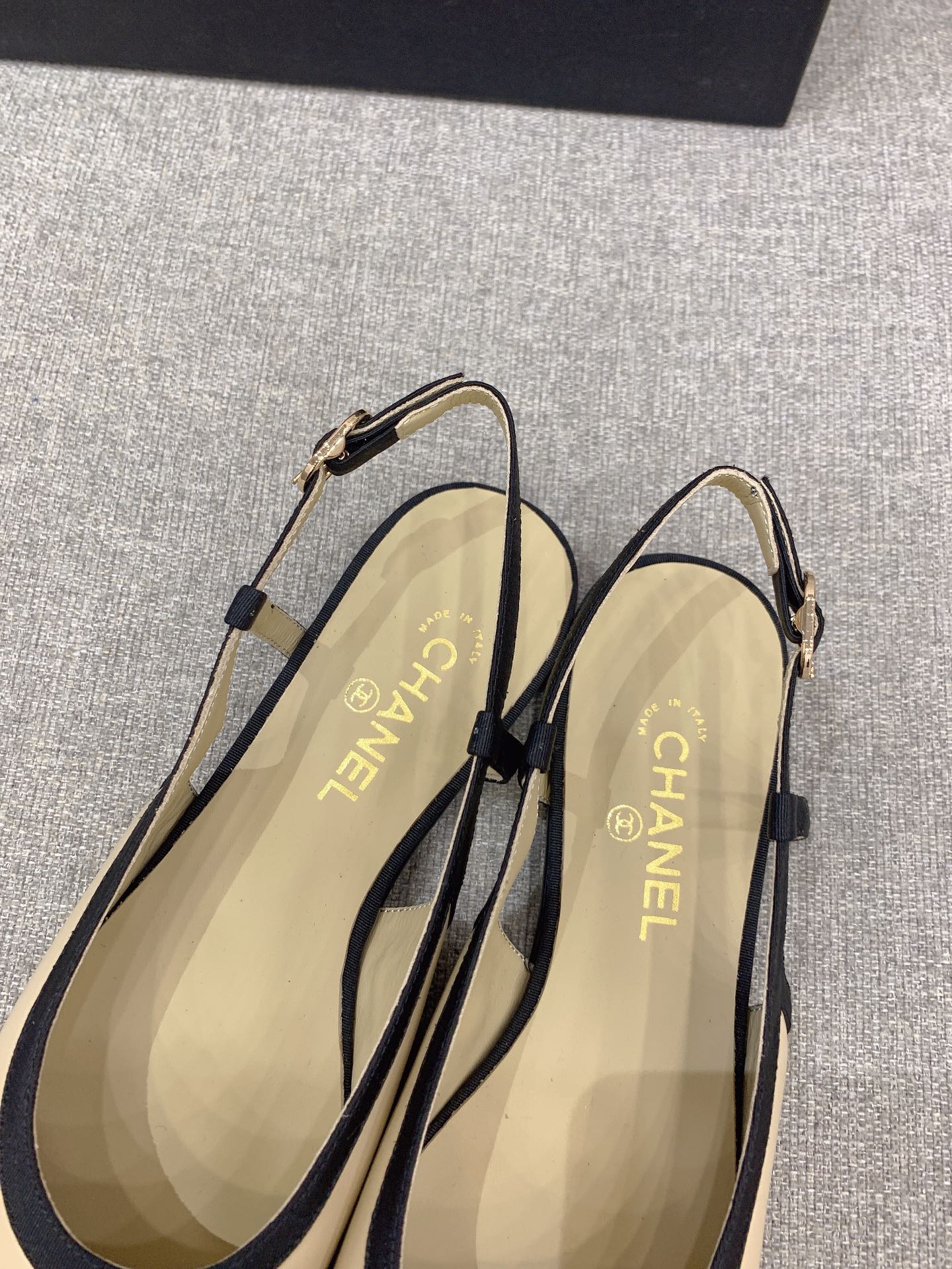 Классические сандалии Chanel на плоской подошве - с черным носком