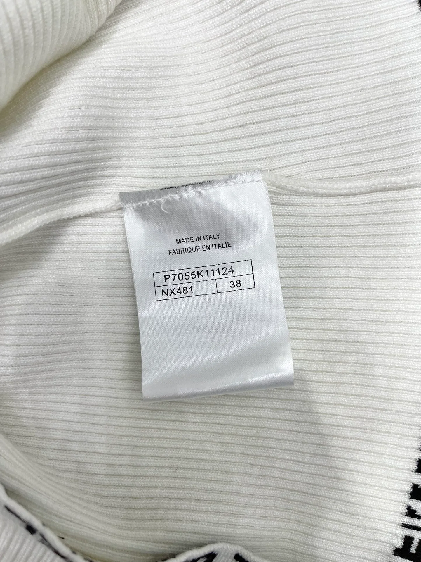 Chanel 2403-24 Летняя новая модель, металлическая пряжка, вышивка букв, шикарная повседневная вязаная майка - белая