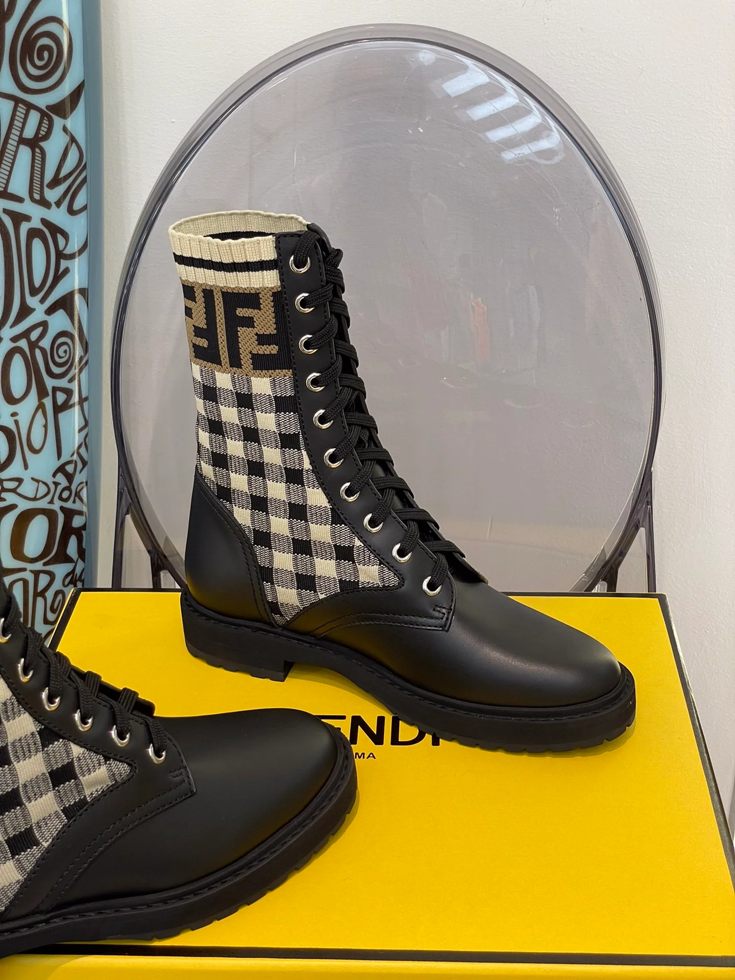 Fendi - Потрясающие сапоги-ботфорты на шнуровке, напоминающие носки.