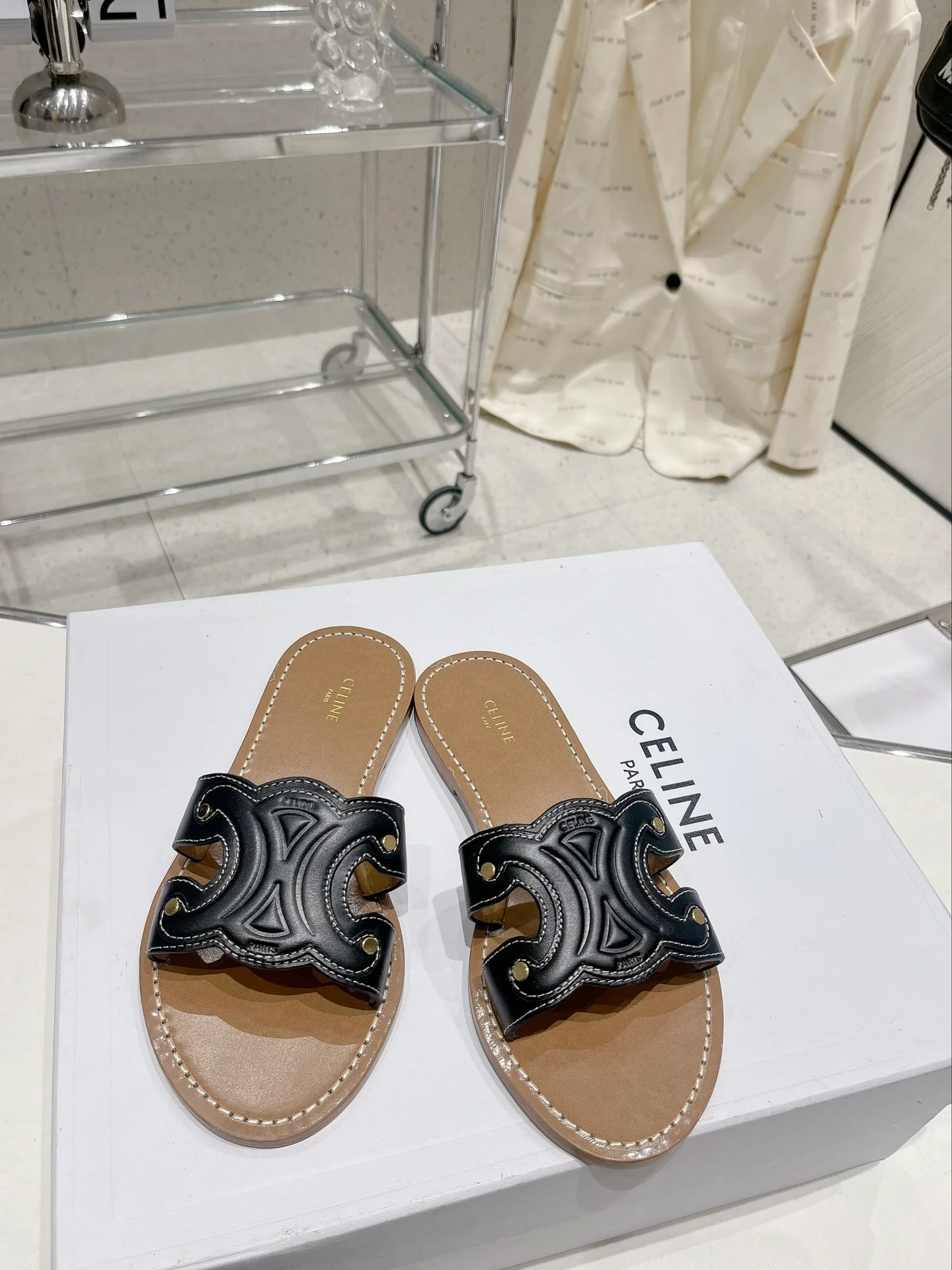 Новинка сезона весна/лето 2023 от Celine - Ретро-тапочки Arc de Triomphe - Черные