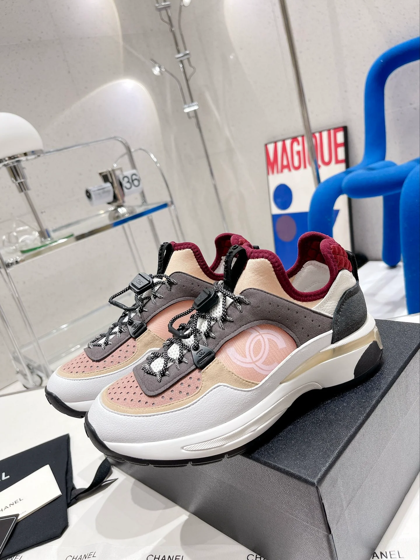 Новые поступления с показа Chanel весна/зима 2022 — повседневные кроссовки в стиле колор-блок — розовато-серый.