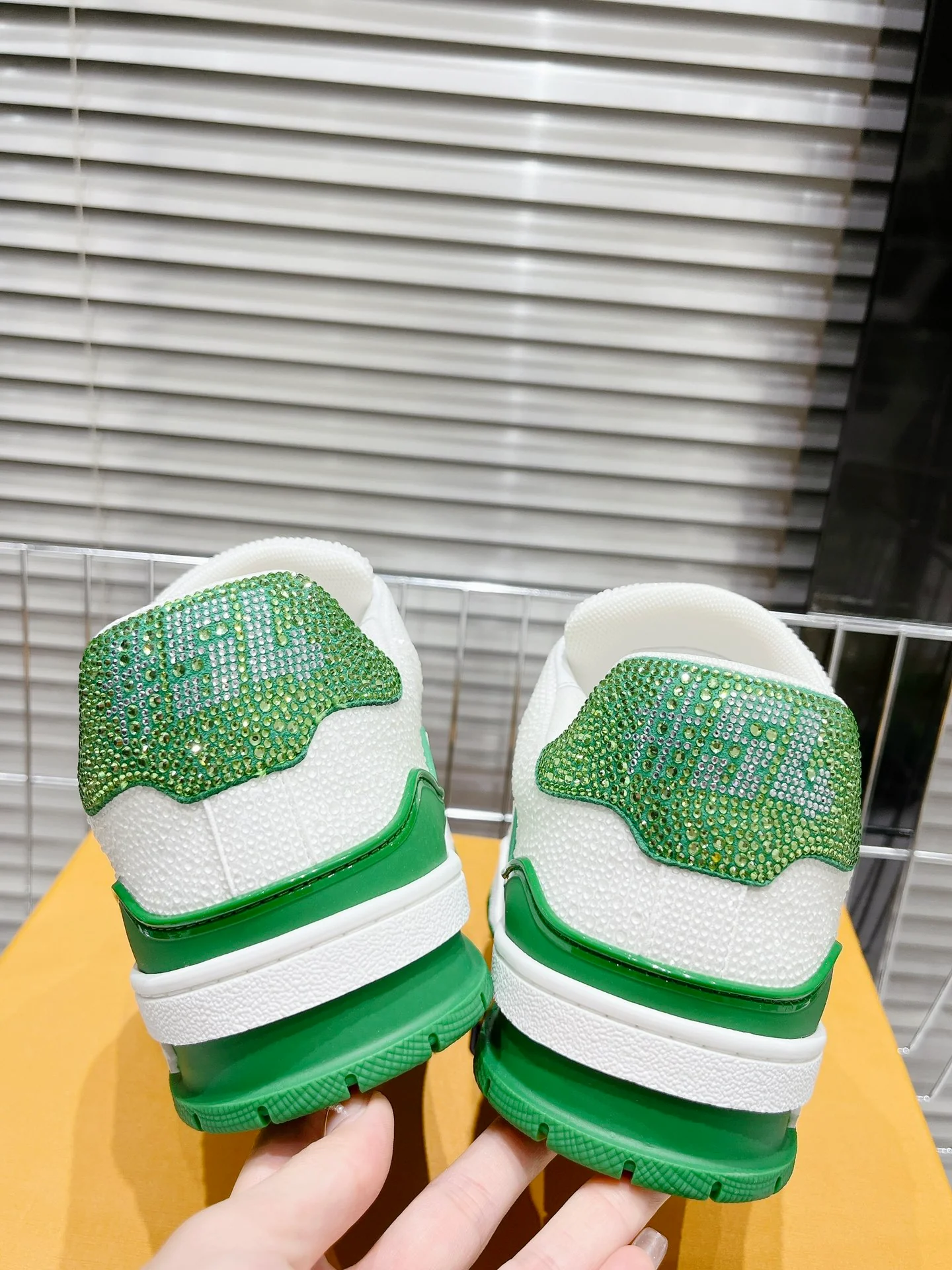 Кроссовки LV Trainer - обувь для скейтбординга - глянцевые белые и зеленые - унисекс