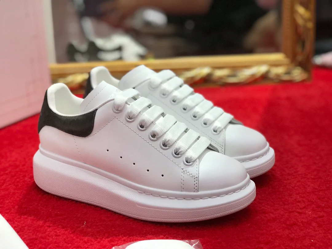 Классические белые кроссовки McQueen - замшевая подошва на каблуке - темно-серый цвет