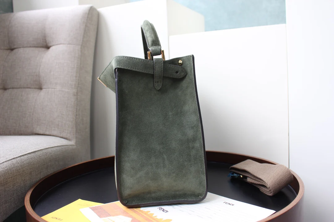 Сумка Fendi Peekaboo Lite Medium из зеленой замши.