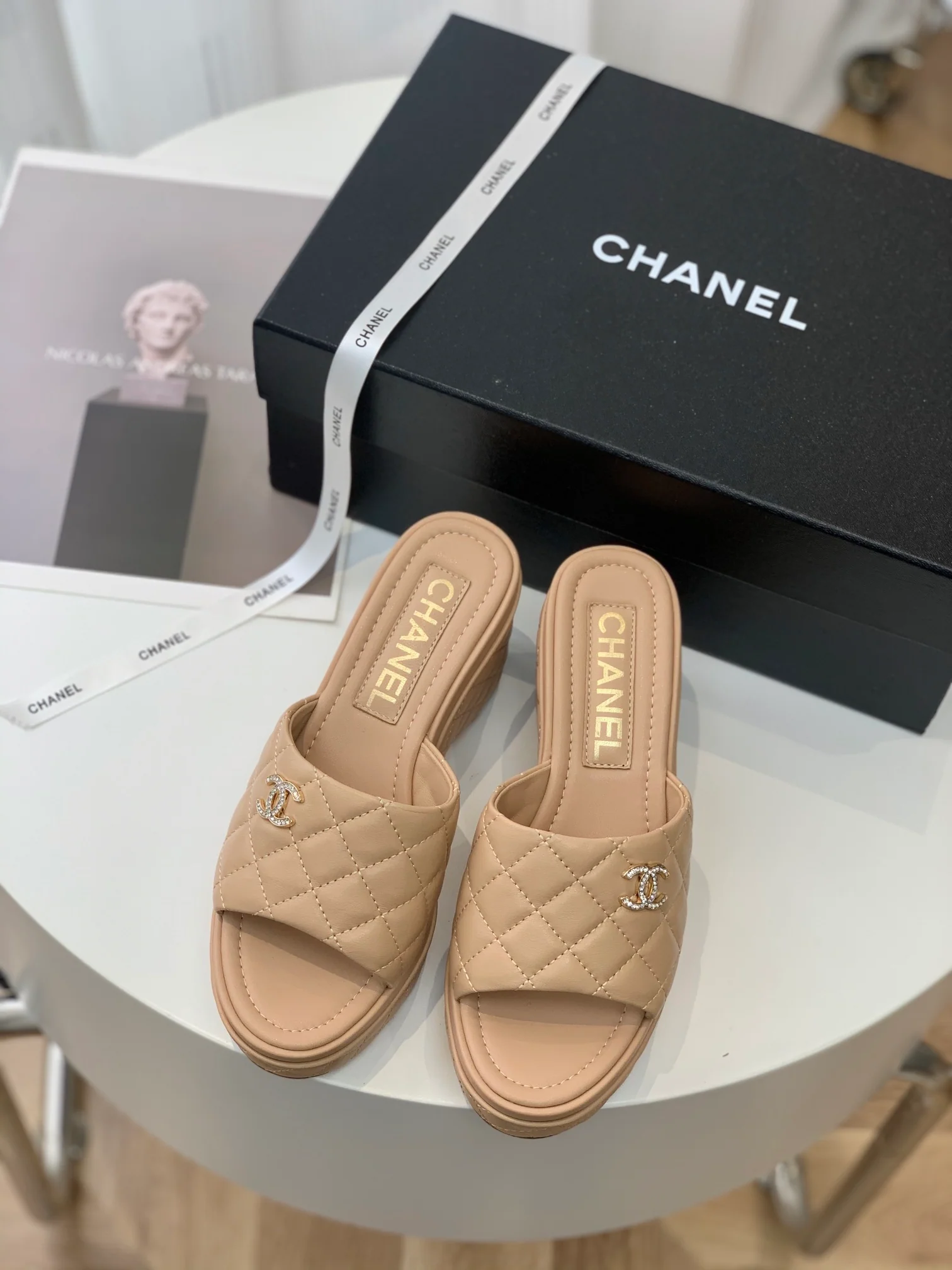 Новинка 2023 года от Chanel - Стеганые тапочки на платформе - Абрикосовый цвет