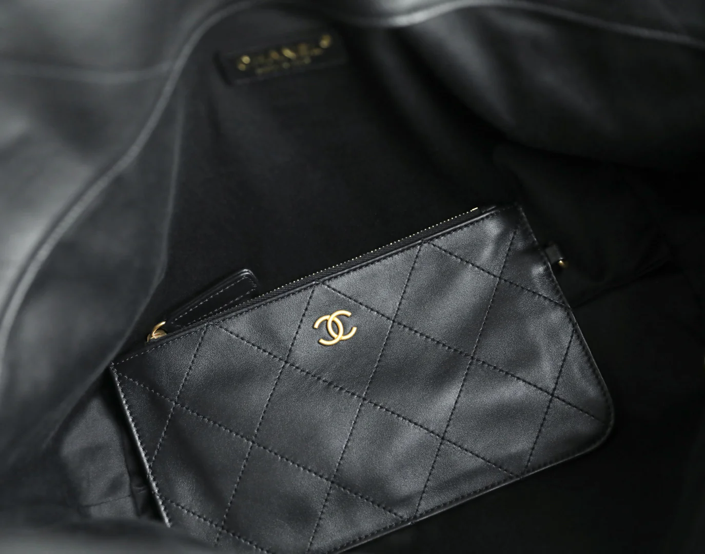 Маленькая черная сумка-тоут Chanel 25 с рукавами ?летучая мышь?.