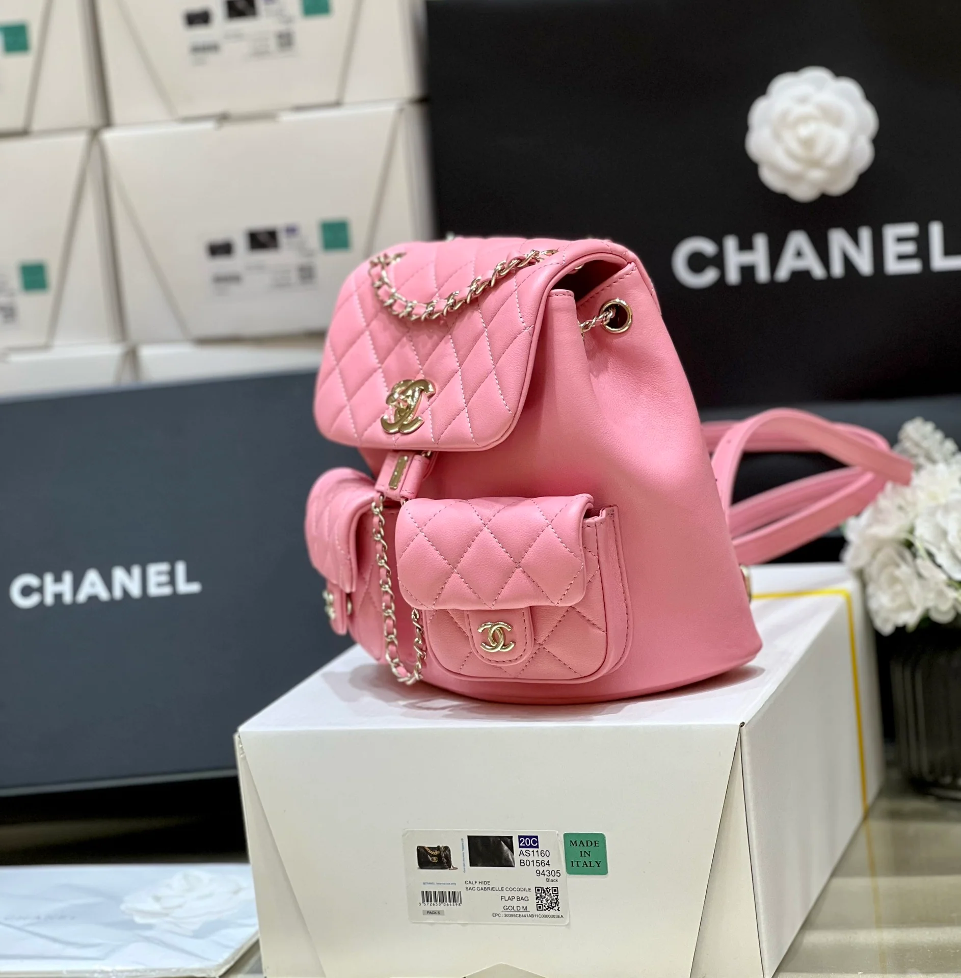 Коллекция Chanel Весна/Лето 2023 - Duma - Однотонный рюкзак из телячьей кожи - Розовый