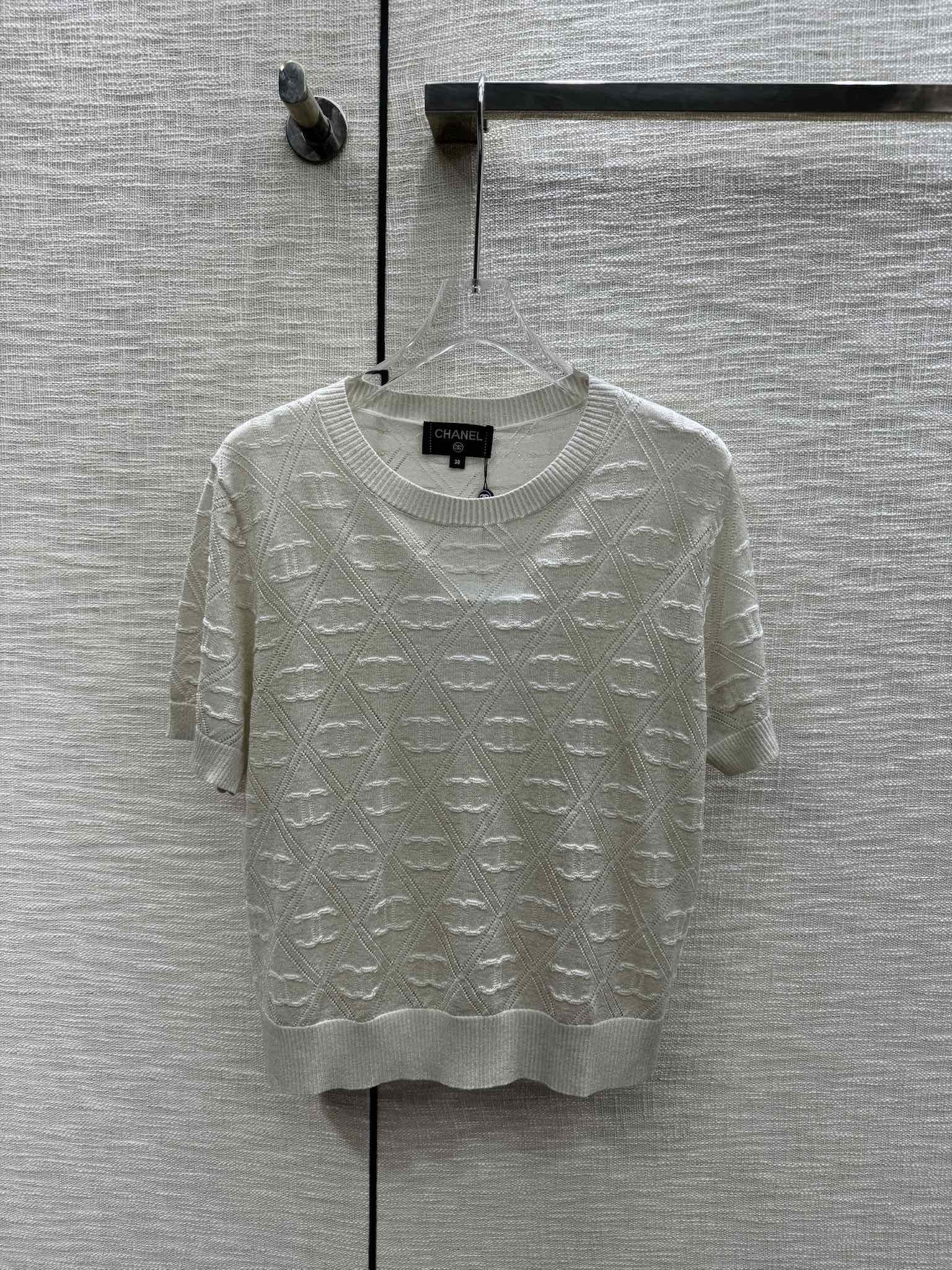 Chanel - 2403-24 Новая модель ранней весны, трикотажное платье с коротким рукавом и ромбовидным узором Double C - белое