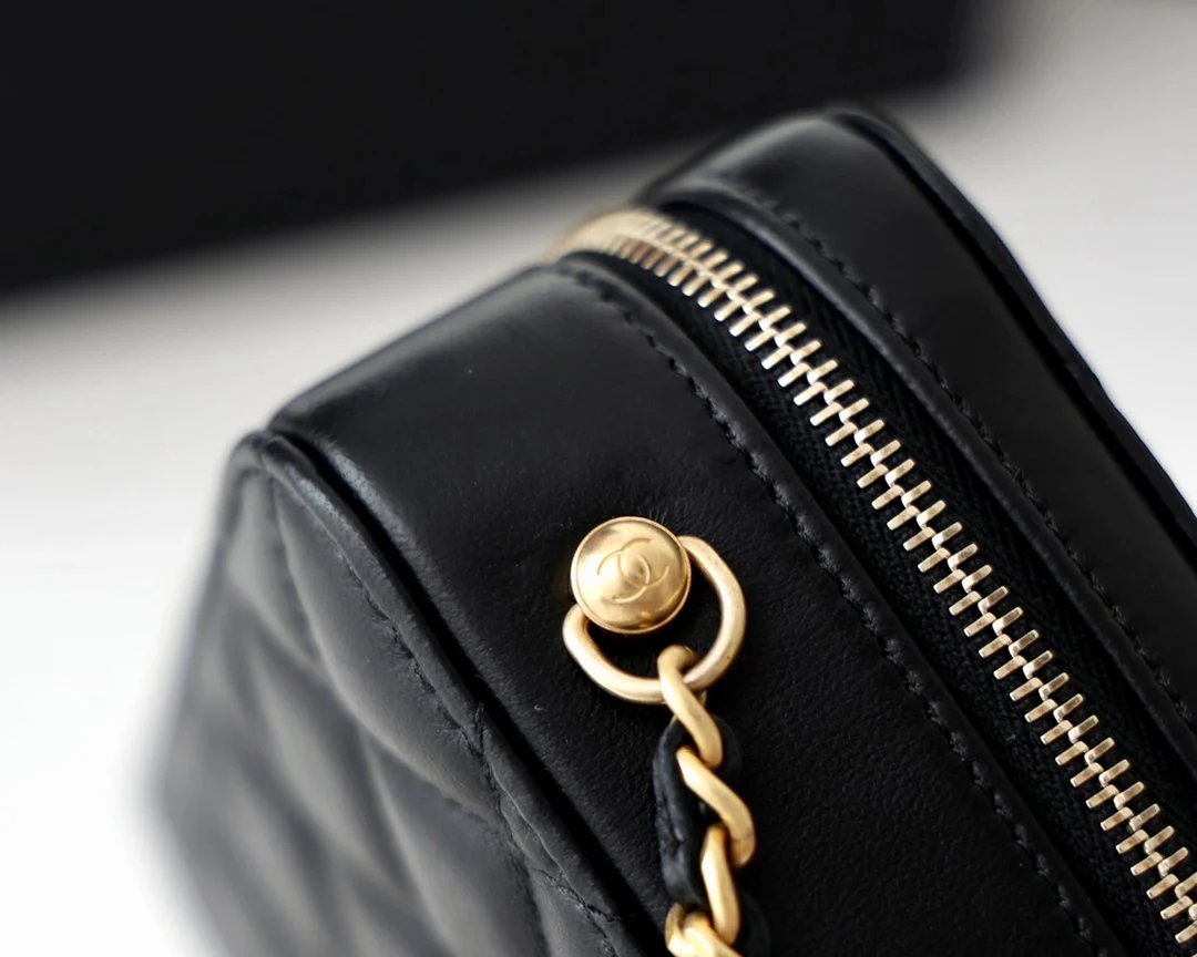 Весенняя коллекция Chanel 2022 — Маленькая сумка-фотоаппарат Gold Globe.