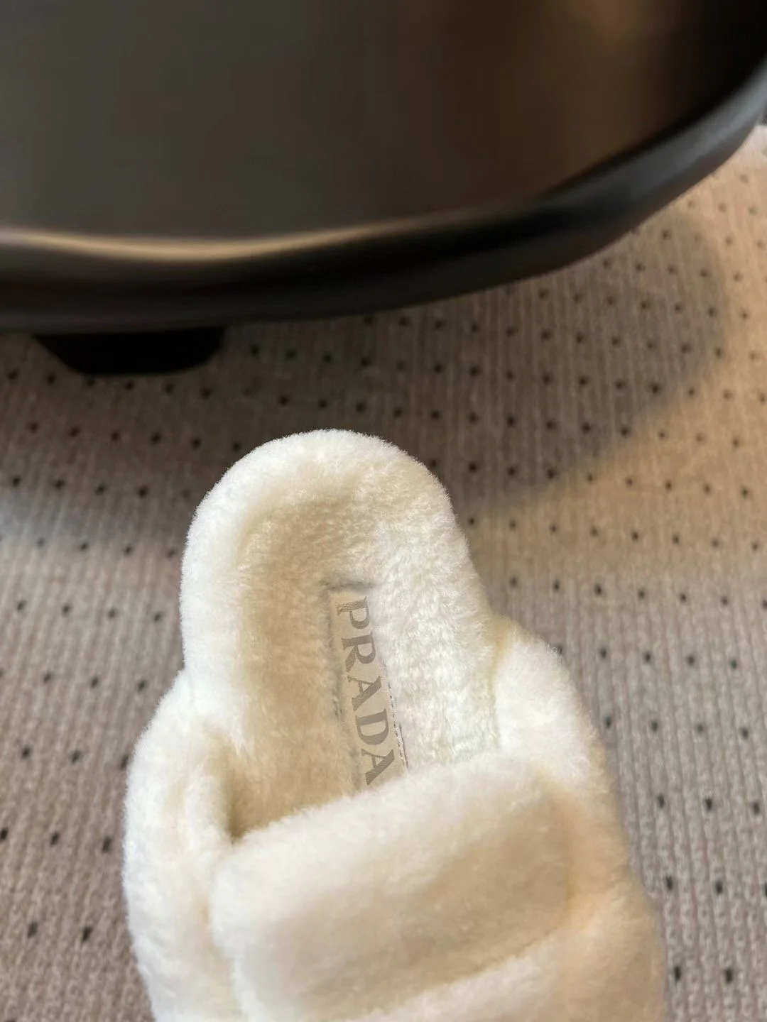 Новинка сезона осень/зима 2023 от Prada - Меховые тапочки с мягким носком - Белые