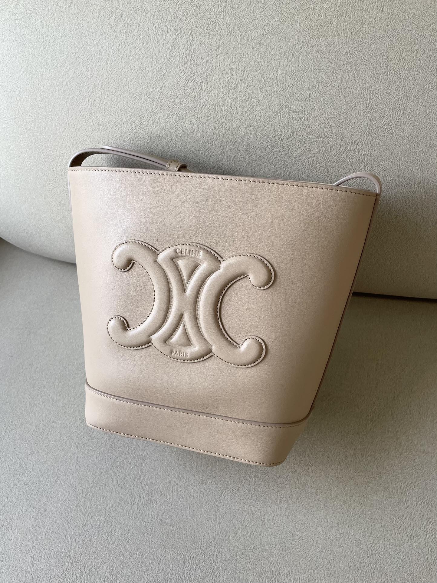 Маленькая белая кожаная сумка-ведро Celine Cuir Triomphe