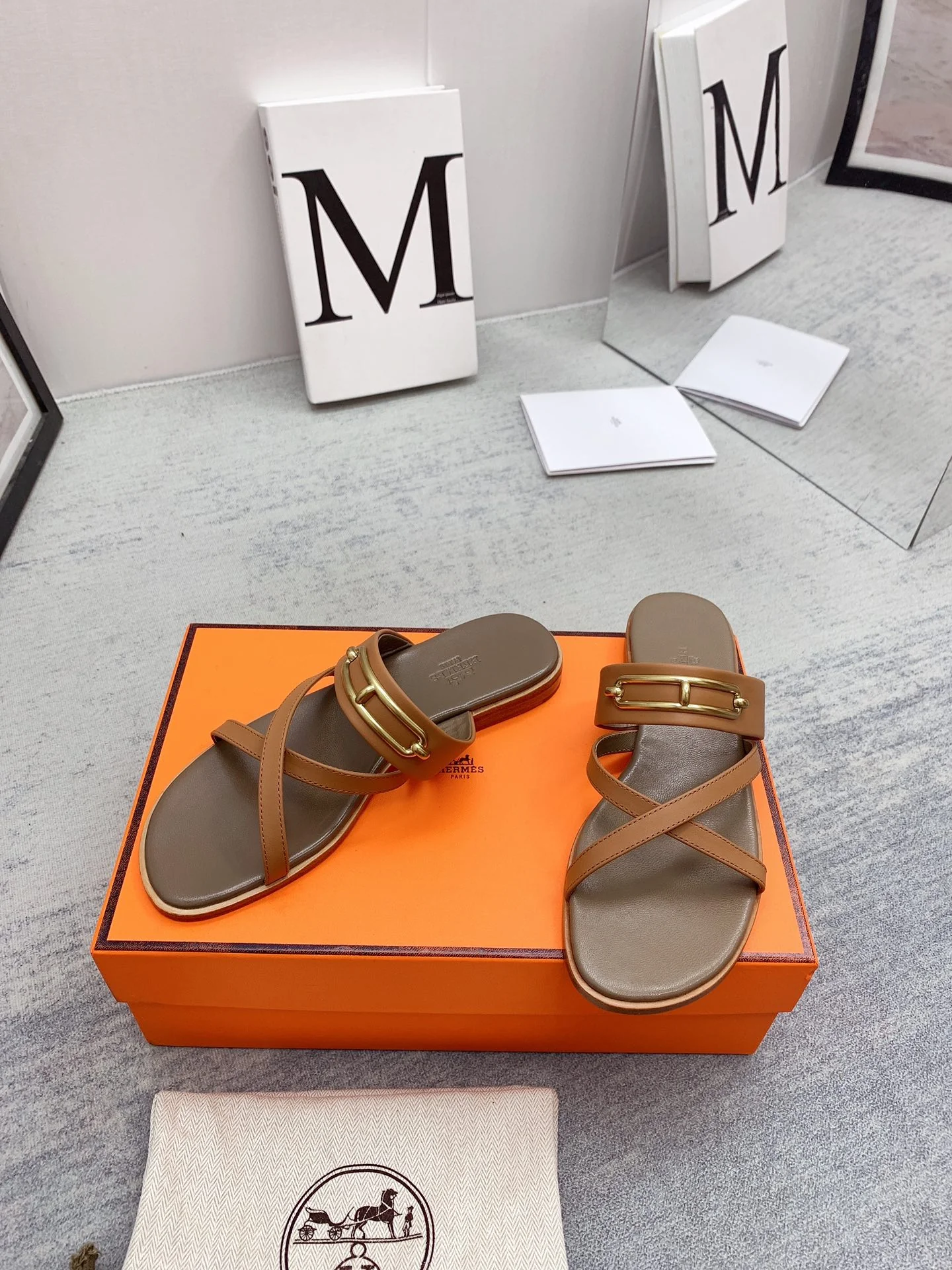 Новинка сезона весна/лето 2022 от Hermes - Текстурированные плоские тапочки - 2 шт.